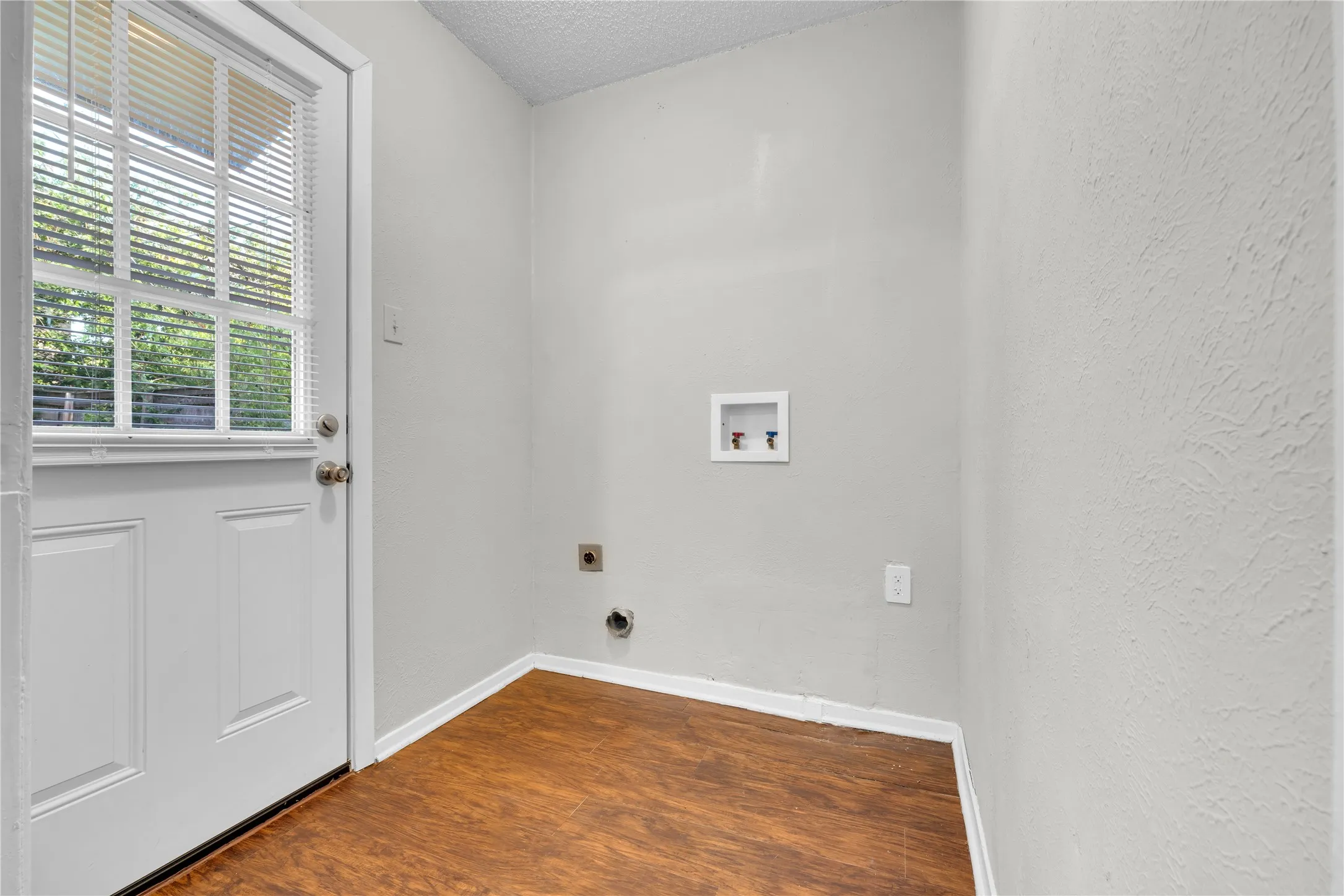 Single Family Residence For Sale in Tarrant County , 6075 Lalagray Lane, Watauga, Texas 76148, 3 Bedroom, 2 Bathroom, 2 Garage spaces, 1,232 Sqft, built in 1968, mls#21333103, Real Estate Agent in Watauga, Homes For Sale in Tarrant county, Homes For Sale in Watauga, Realtor in Watauga Texas, Real Estate Brokerage Independent Realty Texas, Luminita Cordes Realtor
