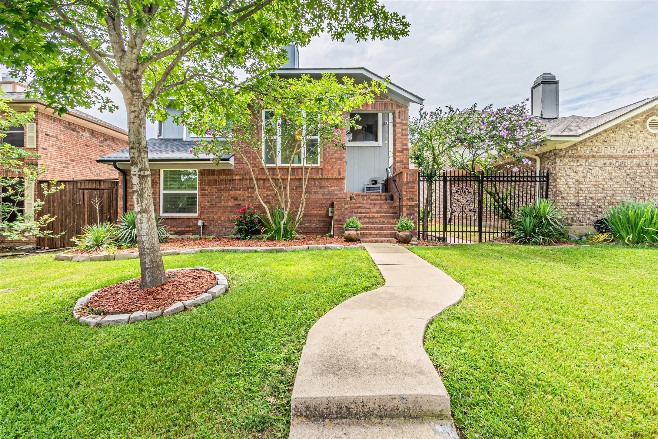 Single Family Residence For Sale in Denton County , 2903 Golden Gate Court, Carrollton, Texas 75007, 3 Bedroom, 2 Bathroom, 2 Garage spaces, 1,840 Sqft, built in 1986, mls#21333744, Real Estate Agent in Carrollton, Homes For Sale in Denton county, Homes For Sale in Carrollton, Realtor in Carrollton Texas, Real Estate Brokerage Independent Realty Texas, Luminita Cordes Realtor