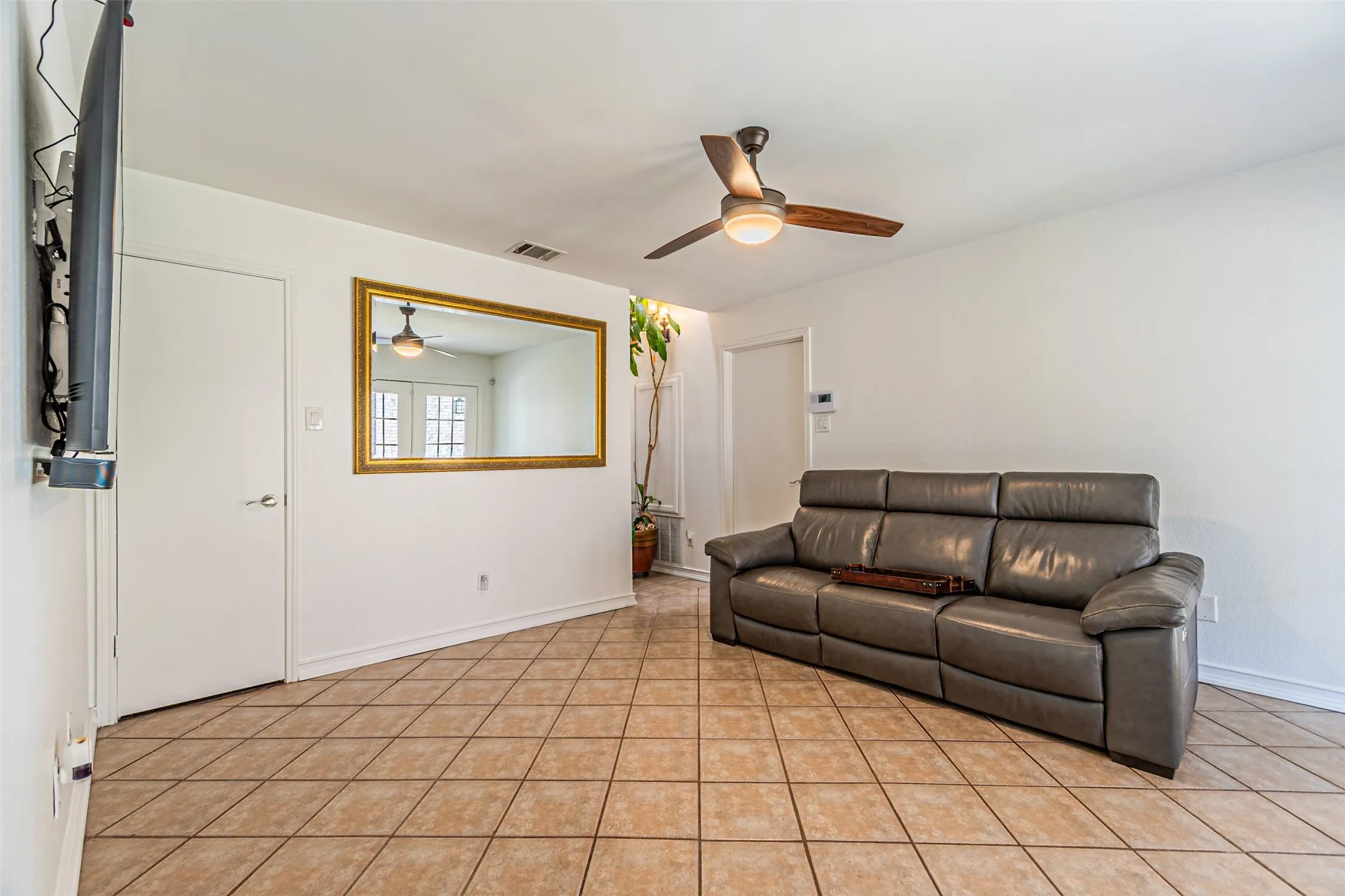 Tiled flooring in a neutral tone