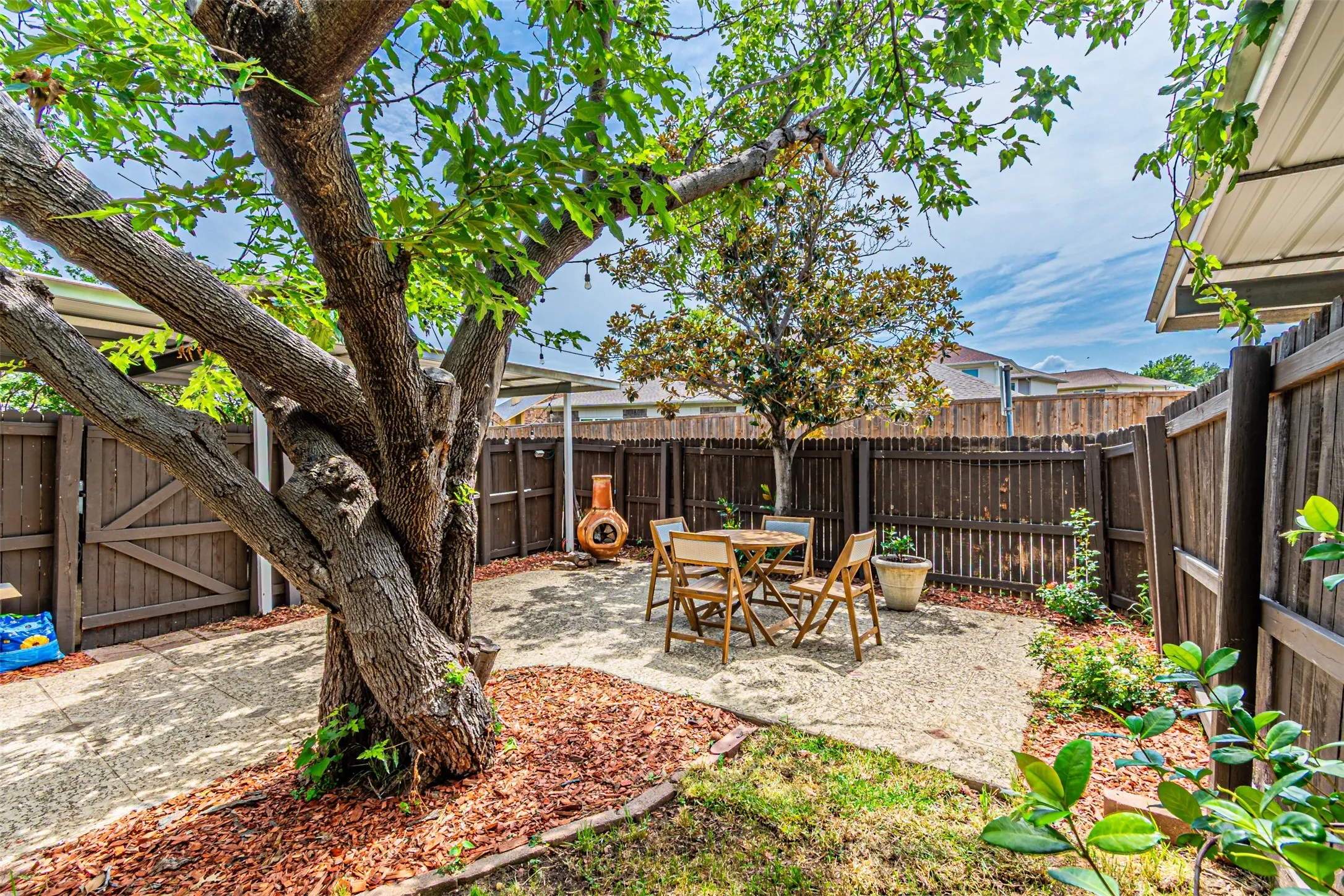 Single Family Residence For Sale in Denton County , 2903 Golden Gate Court, Carrollton, Texas 75007, 3 Bedroom, 2 Bathroom, 2 Garage spaces, 1,840 Sqft, built in 1986, mls#21333744, Real Estate Agent in Carrollton, Homes For Sale in Denton county, Homes For Sale in Carrollton, Realtor in Carrollton Texas, Real Estate Brokerage Independent Realty Texas, Luminita Cordes Realtor