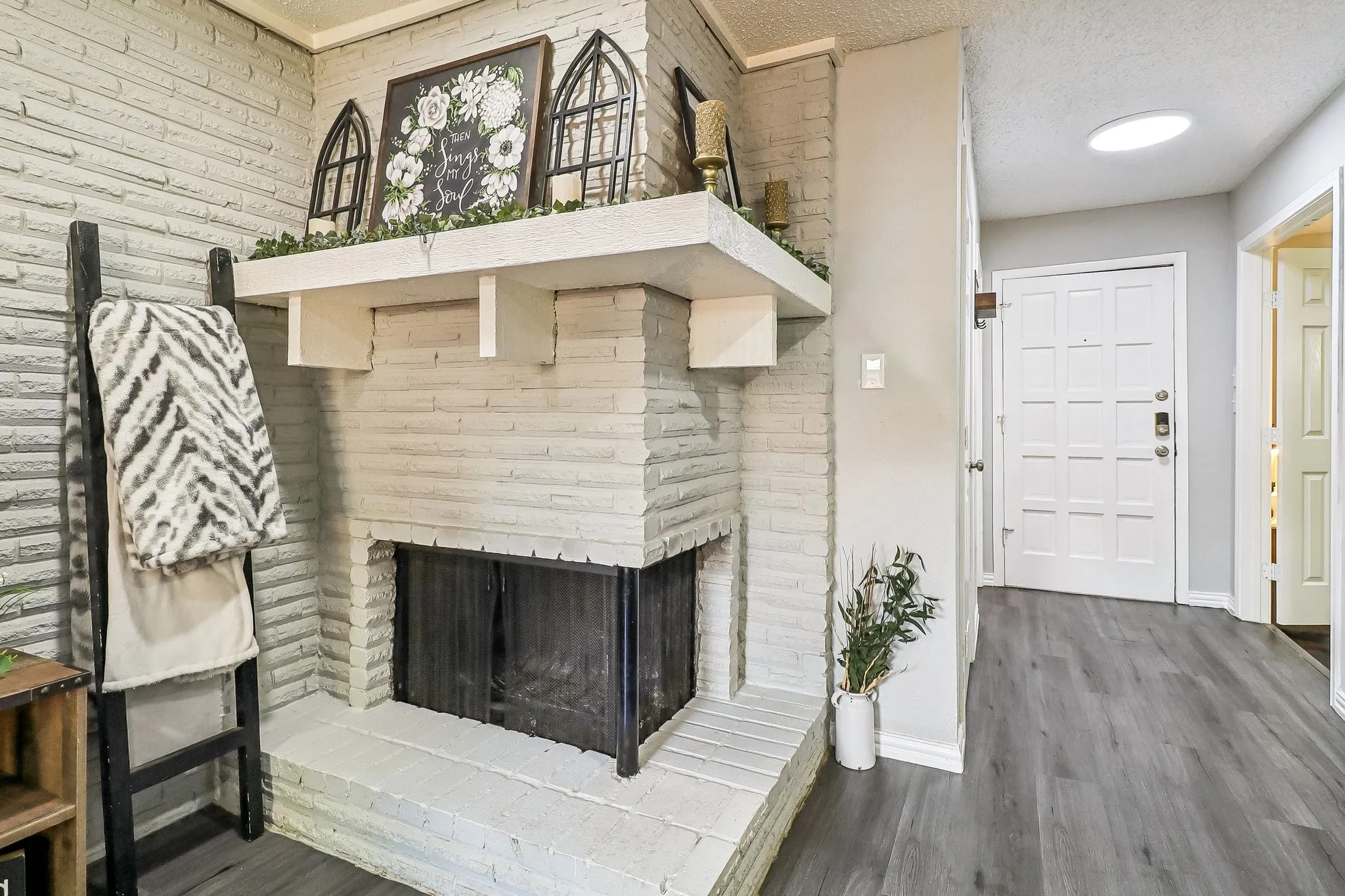 Townhouse For Sale in Dallas County , 2059 Embassy Way, Carrollton, Texas 75006, 3 Bedroom, 3 Bathroom, Garage spaces, 1,514 Sqft, built in 1973, mls#21329534, Real Estate Agent in Carrollton, Homes For Sale in Dallas county, Homes For Sale in Carrollton, Realtor in Carrollton Texas, Real Estate Brokerage Independent Realty Texas, Luminita Cordes Realtor