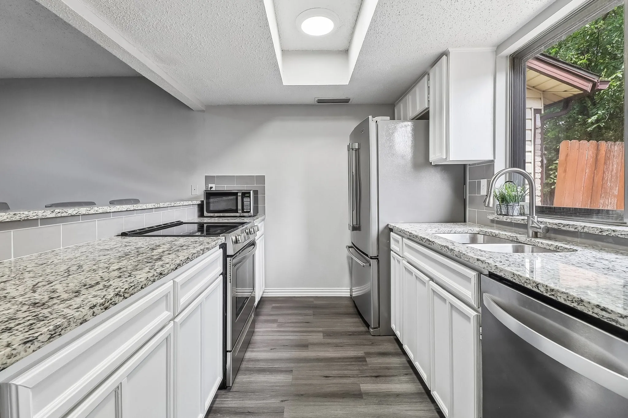 Townhouse For Sale in Dallas County , 2059 Embassy Way, Carrollton, Texas 75006, 3 Bedroom, 3 Bathroom, Garage spaces, 1,514 Sqft, built in 1973, mls#21329534, Real Estate Agent in Carrollton, Homes For Sale in Dallas county, Homes For Sale in Carrollton, Realtor in Carrollton Texas, Real Estate Brokerage Independent Realty Texas, Luminita Cordes Realtor