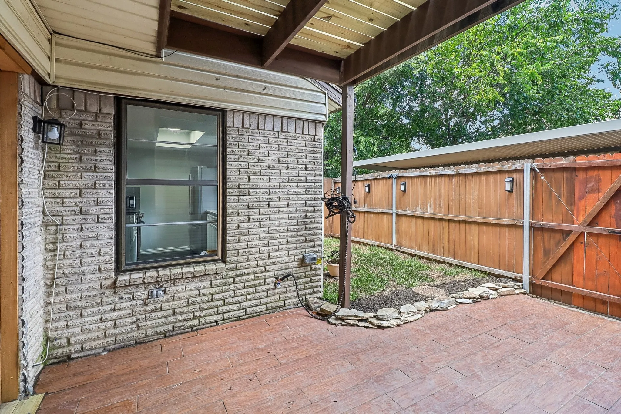 Townhouse For Sale in Dallas County , 2059 Embassy Way, Carrollton, Texas 75006, 3 Bedroom, 3 Bathroom, Garage spaces, 1,514 Sqft, built in 1973, mls#21329534, Real Estate Agent in Carrollton, Homes For Sale in Dallas county, Homes For Sale in Carrollton, Realtor in Carrollton Texas, Real Estate Brokerage Independent Realty Texas, Luminita Cordes Realtor