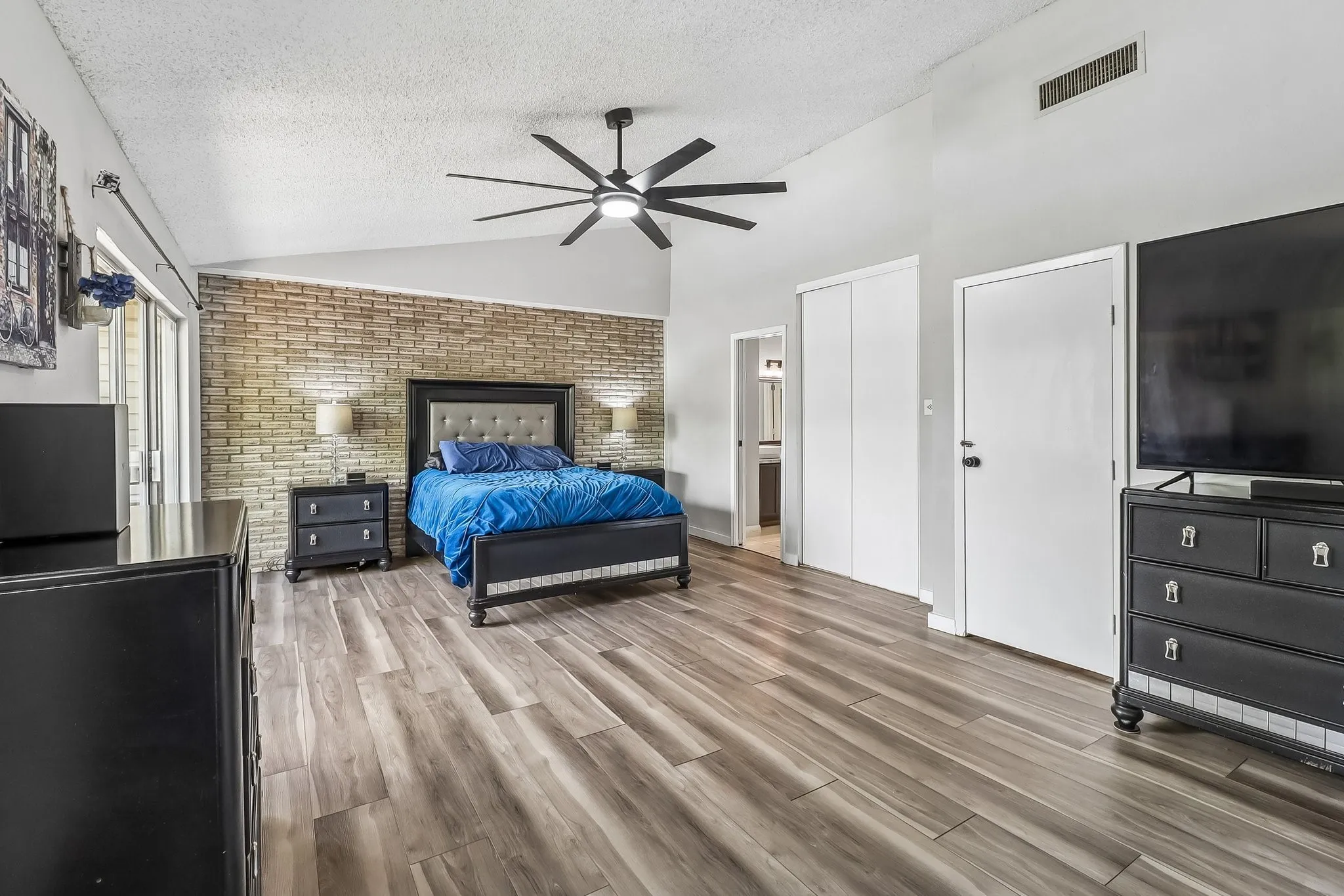Townhouse For Sale in Dallas County , 2059 Embassy Way, Carrollton, Texas 75006, 3 Bedroom, 3 Bathroom, Garage spaces, 1,514 Sqft, built in 1973, mls#21329534, Real Estate Agent in Carrollton, Homes For Sale in Dallas county, Homes For Sale in Carrollton, Realtor in Carrollton Texas, Real Estate Brokerage Independent Realty Texas, Luminita Cordes Realtor