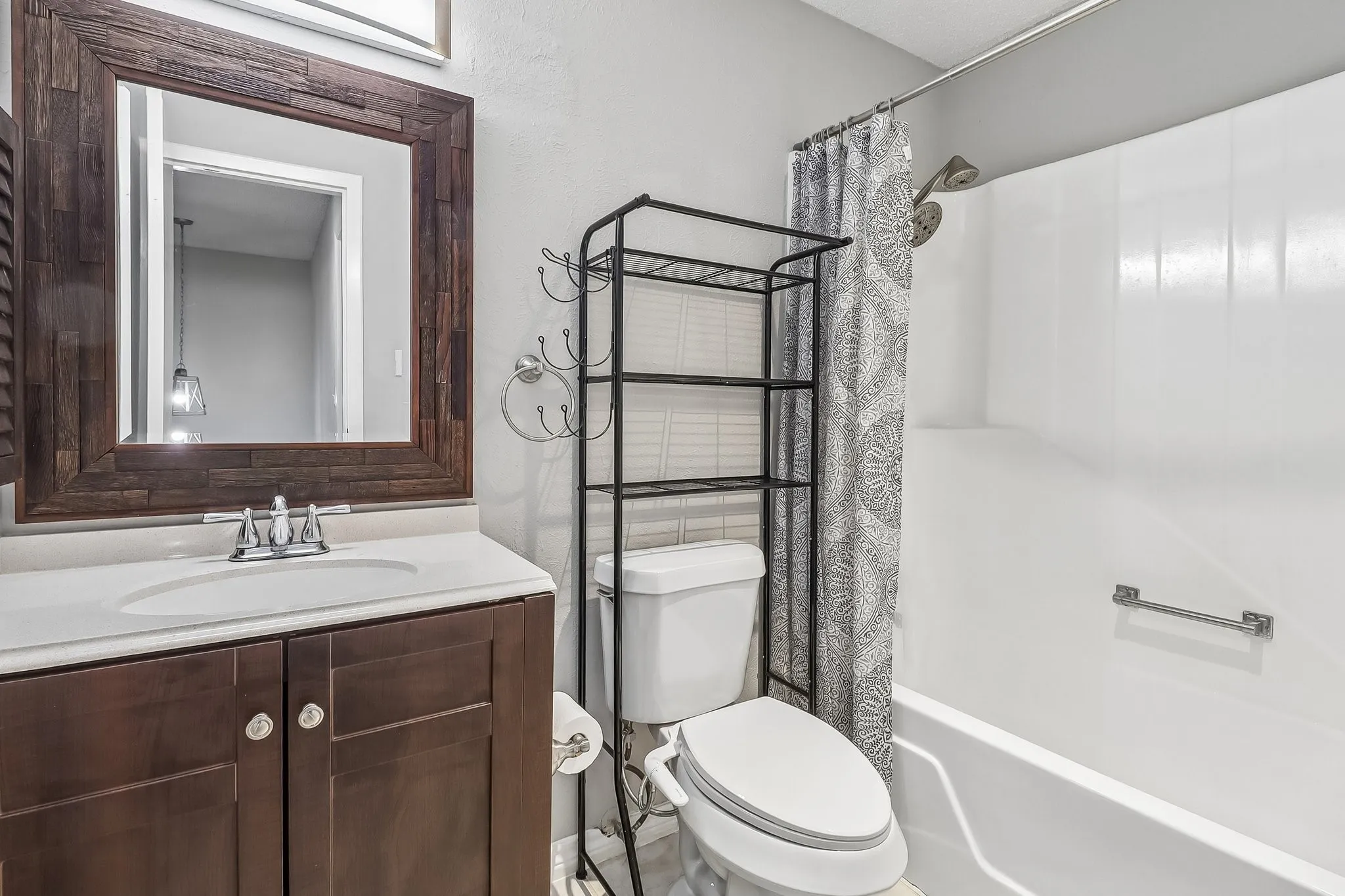 Townhouse For Sale in Dallas County , 2059 Embassy Way, Carrollton, Texas 75006, 3 Bedroom, 3 Bathroom, Garage spaces, 1,514 Sqft, built in 1973, mls#21329534, Real Estate Agent in Carrollton, Homes For Sale in Dallas county, Homes For Sale in Carrollton, Realtor in Carrollton Texas, Real Estate Brokerage Independent Realty Texas, Luminita Cordes Realtor