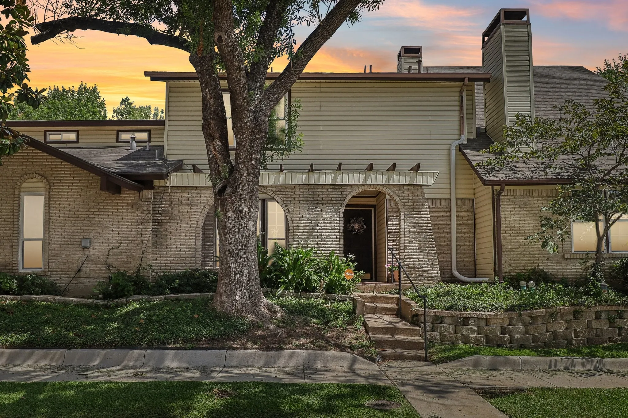 Townhouse For Sale in Dallas County , 2059 Embassy Way, Carrollton, Texas 75006, 3 Bedroom, 3 Bathroom, Garage spaces, 1,514 Sqft, built in 1973, mls#21329534, Real Estate Agent in Carrollton, Homes For Sale in Dallas county, Homes For Sale in Carrollton, Realtor in Carrollton Texas, Real Estate Brokerage Independent Realty Texas, Luminita Cordes Realtor
