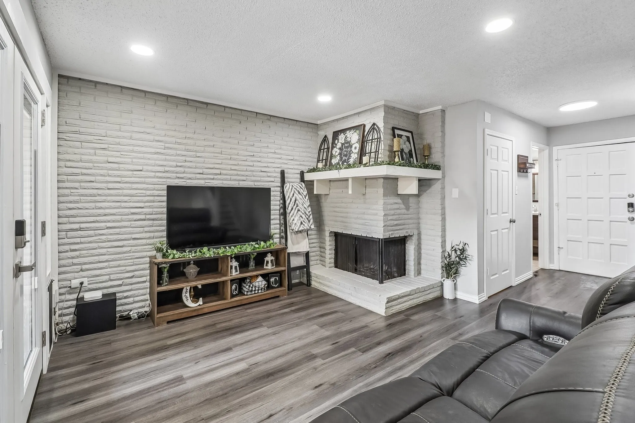 Townhouse For Sale in Dallas County , 2059 Embassy Way, Carrollton, Texas 75006, 3 Bedroom, 3 Bathroom, Garage spaces, 1,514 Sqft, built in 1973, mls#21329534, Real Estate Agent in Carrollton, Homes For Sale in Dallas county, Homes For Sale in Carrollton, Realtor in Carrollton Texas, Real Estate Brokerage Independent Realty Texas, Luminita Cordes Realtor