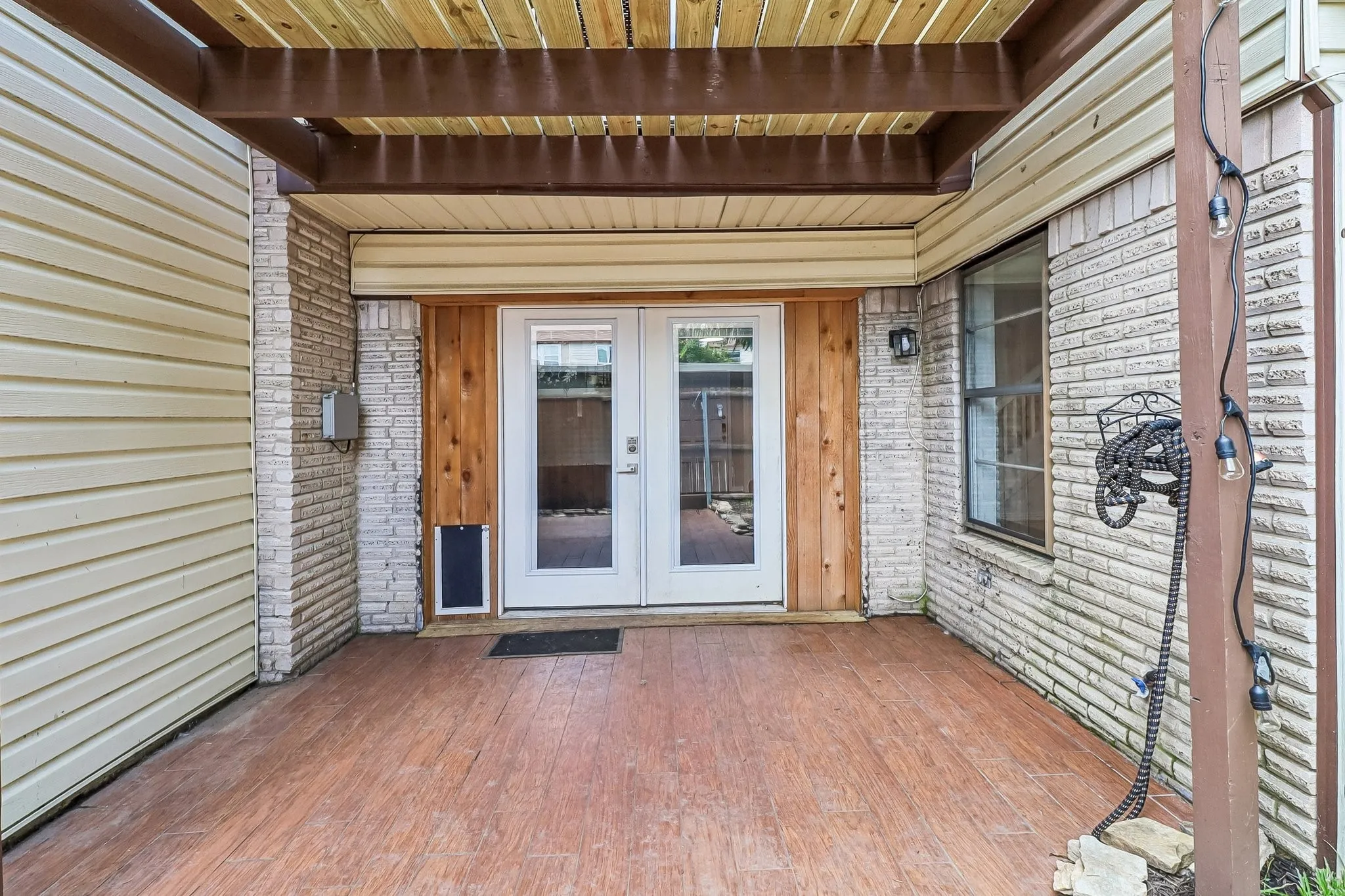 Townhouse For Sale in Dallas County , 2059 Embassy Way, Carrollton, Texas 75006, 3 Bedroom, 3 Bathroom, Garage spaces, 1,514 Sqft, built in 1973, mls#21329534, Real Estate Agent in Carrollton, Homes For Sale in Dallas county, Homes For Sale in Carrollton, Realtor in Carrollton Texas, Real Estate Brokerage Independent Realty Texas, Luminita Cordes Realtor
