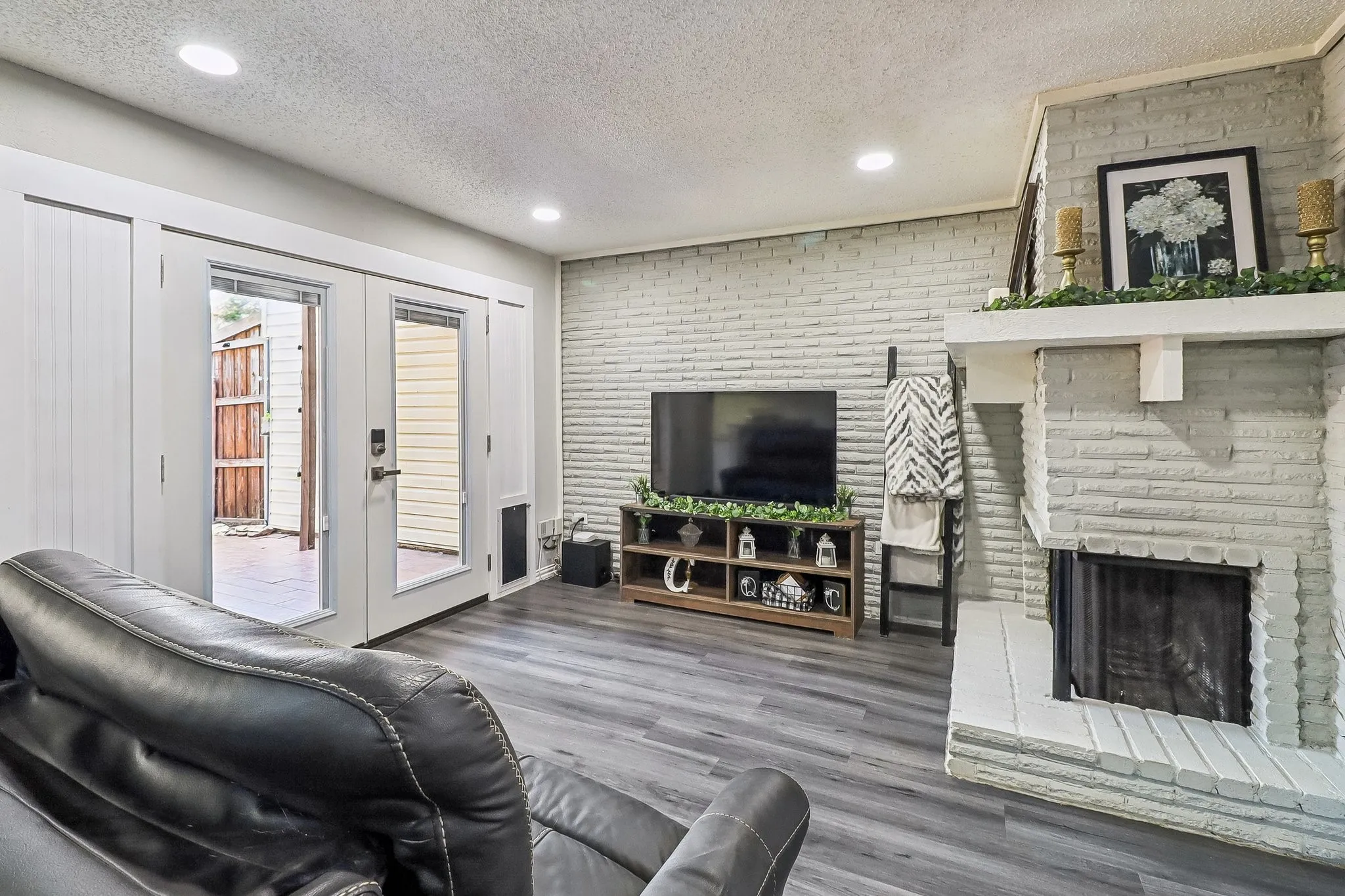 Townhouse For Sale in Dallas County , 2059 Embassy Way, Carrollton, Texas 75006, 3 Bedroom, 3 Bathroom, Garage spaces, 1,514 Sqft, built in 1973, mls#21329534, Real Estate Agent in Carrollton, Homes For Sale in Dallas county, Homes For Sale in Carrollton, Realtor in Carrollton Texas, Real Estate Brokerage Independent Realty Texas, Luminita Cordes Realtor