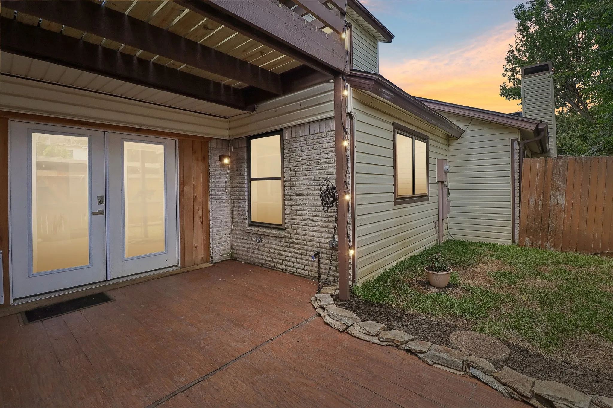 Townhouse For Sale in Dallas County , 2059 Embassy Way, Carrollton, Texas 75006, 3 Bedroom, 3 Bathroom, Garage spaces, 1,514 Sqft, built in 1973, mls#21329534, Real Estate Agent in Carrollton, Homes For Sale in Dallas county, Homes For Sale in Carrollton, Realtor in Carrollton Texas, Real Estate Brokerage Independent Realty Texas, Luminita Cordes Realtor