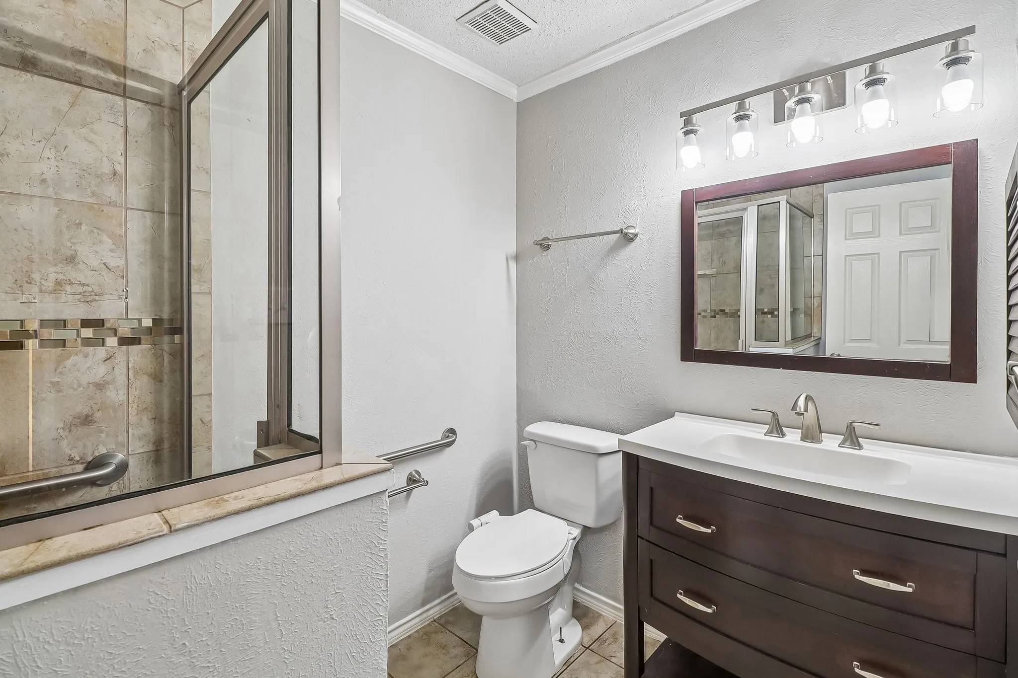 Townhouse For Sale in Dallas County , 2059 Embassy Way, Carrollton, Texas 75006, 3 Bedroom, 3 Bathroom, Garage spaces, 1,514 Sqft, built in 1973, mls#21329534, Real Estate Agent in Carrollton, Homes For Sale in Dallas county, Homes For Sale in Carrollton, Realtor in Carrollton Texas, Real Estate Brokerage Independent Realty Texas, Luminita Cordes Realtor