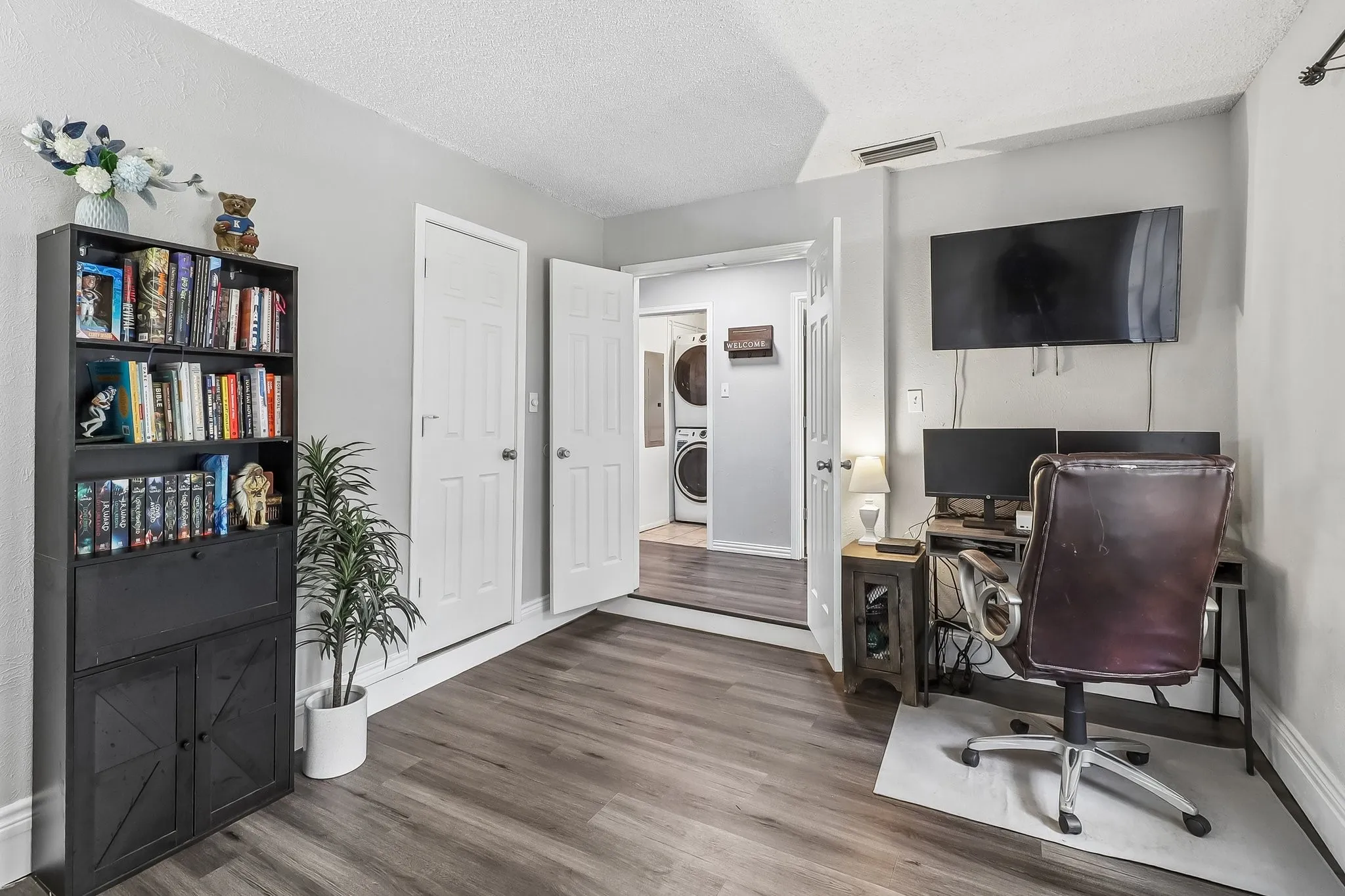 Townhouse For Sale in Dallas County , 2059 Embassy Way, Carrollton, Texas 75006, 3 Bedroom, 3 Bathroom, Garage spaces, 1,514 Sqft, built in 1973, mls#21329534, Real Estate Agent in Carrollton, Homes For Sale in Dallas county, Homes For Sale in Carrollton, Realtor in Carrollton Texas, Real Estate Brokerage Independent Realty Texas, Luminita Cordes Realtor