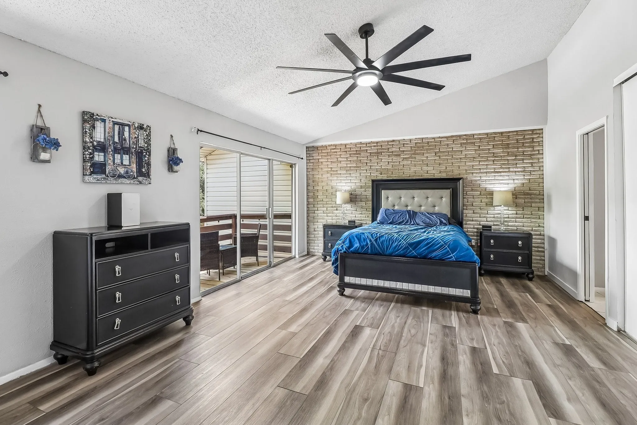 Townhouse For Sale in Dallas County , 2059 Embassy Way, Carrollton, Texas 75006, 3 Bedroom, 3 Bathroom, Garage spaces, 1,514 Sqft, built in 1973, mls#21329534, Real Estate Agent in Carrollton, Homes For Sale in Dallas county, Homes For Sale in Carrollton, Realtor in Carrollton Texas, Real Estate Brokerage Independent Realty Texas, Luminita Cordes Realtor