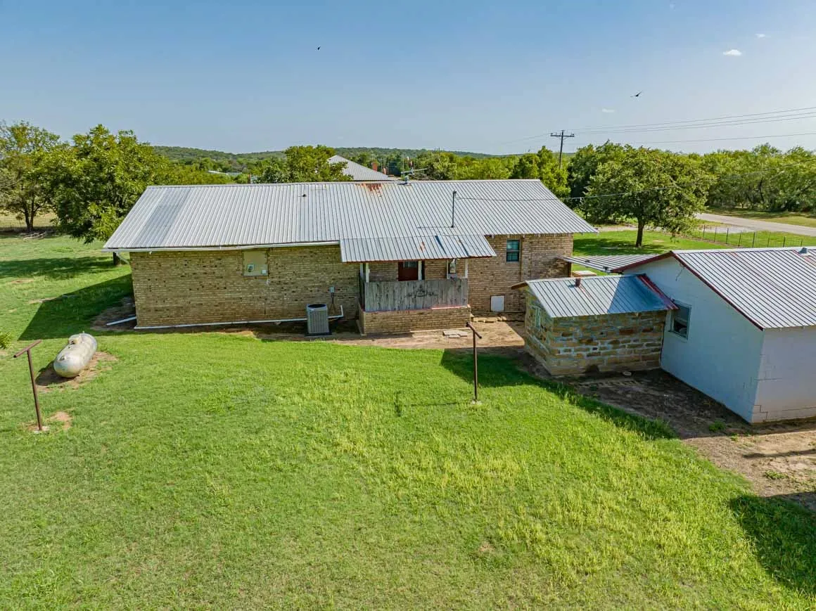 Single Family Residence For Sale in Stephens County , 10256 FM 1852, Breckenridge, Texas 76424, 2 Bedroom, 2 Bathroom, 1 Garage spaces, 1,725 Sqft, built in 1950, mls#21333777, Real Estate Agent in Breckenridge, Homes For Sale in Stephens county, Homes For Sale in Breckenridge, Realtor in Breckenridge Texas, Real Estate Brokerage Independent Realty Texas, Luminita Cordes Realtor