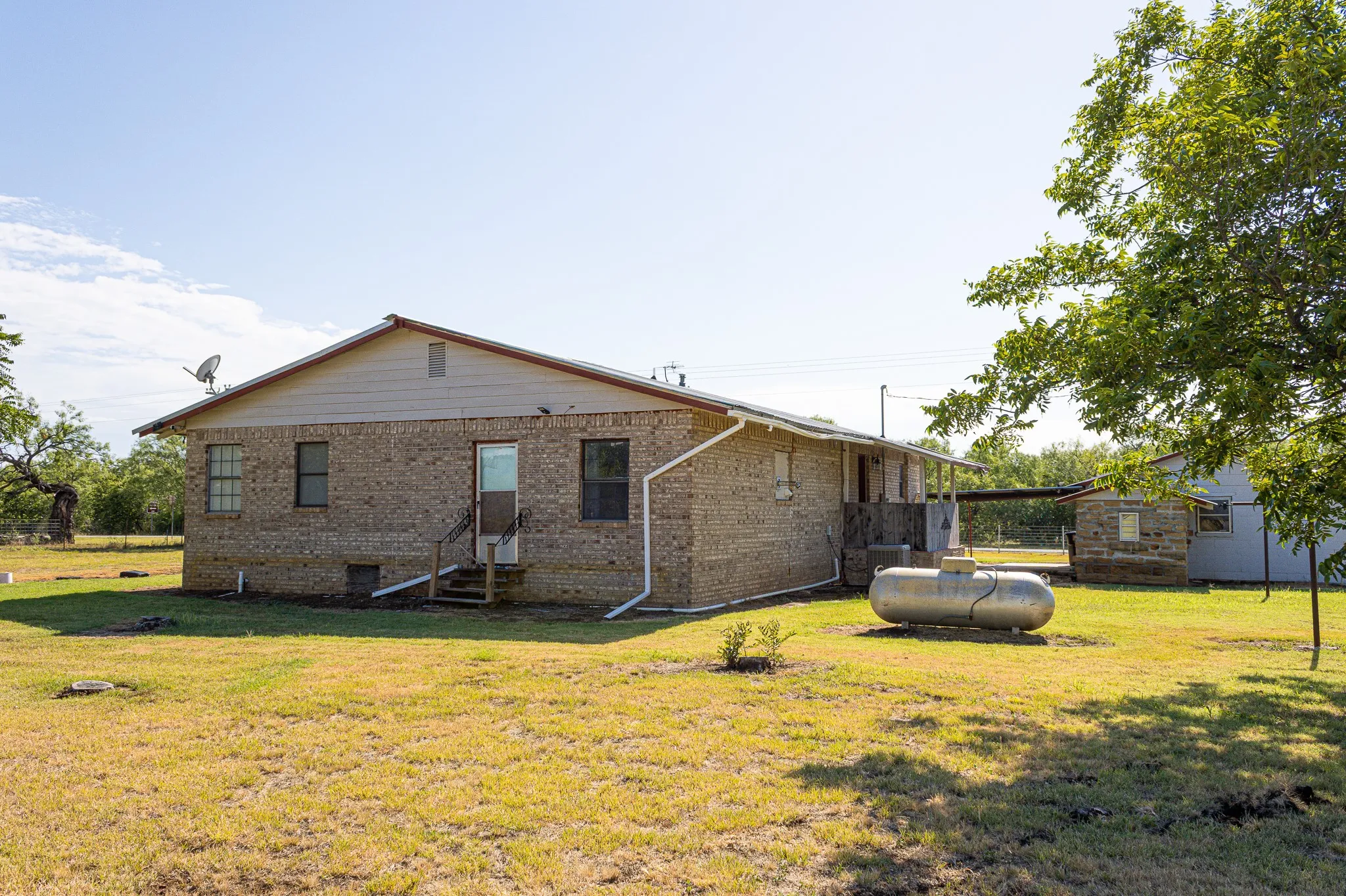 Single Family Residence For Sale in Stephens County , 10256 FM 1852, Breckenridge, Texas 76424, 2 Bedroom, 2 Bathroom, 1 Garage spaces, 1,725 Sqft, built in 1950, mls#21333777, Real Estate Agent in Breckenridge, Homes For Sale in Stephens county, Homes For Sale in Breckenridge, Realtor in Breckenridge Texas, Real Estate Brokerage Independent Realty Texas, Luminita Cordes Realtor