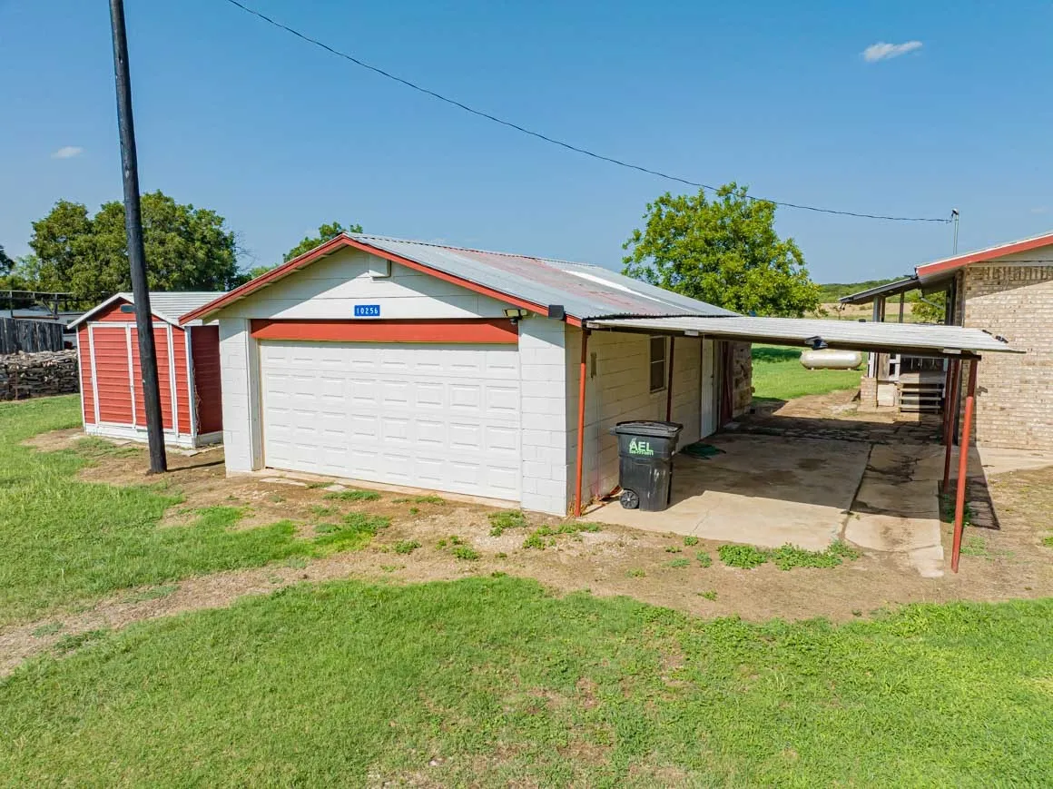Single Family Residence For Sale in Stephens County , 10256 FM 1852, Breckenridge, Texas 76424, 2 Bedroom, 2 Bathroom, 1 Garage spaces, 1,725 Sqft, built in 1950, mls#21333777, Real Estate Agent in Breckenridge, Homes For Sale in Stephens county, Homes For Sale in Breckenridge, Realtor in Breckenridge Texas, Real Estate Brokerage Independent Realty Texas, Luminita Cordes Realtor