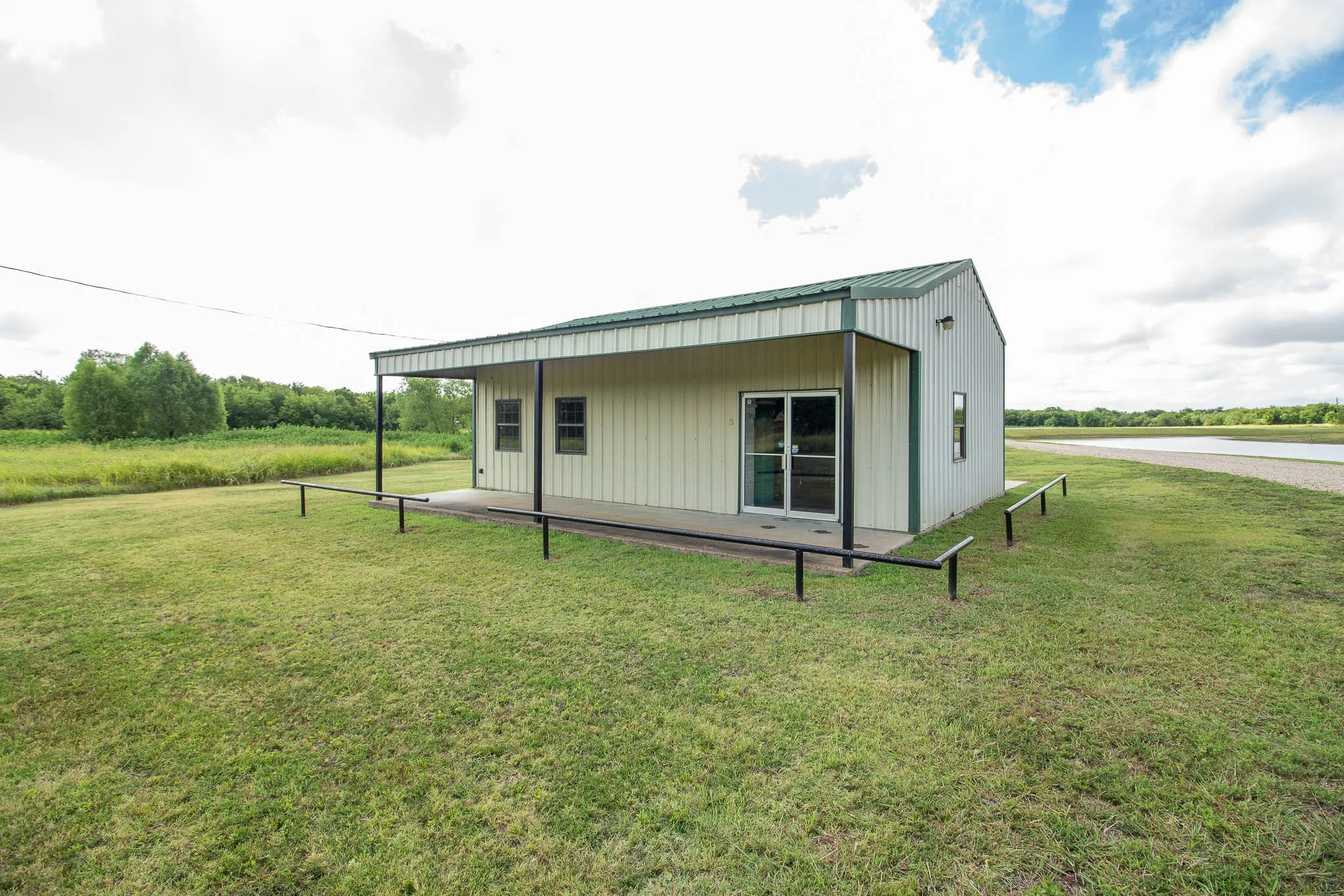 Farm For Sale in Kaufman County , 14720 Fm 2860, Kaufman, Texas 75142, 3 Bedroom, 2 Bathroom, 2 Garage spaces, 1,552 Sqft, built in 2000, mls#21332024, Real Estate Agent in Kaufman, Homes For Sale in Kaufman county, Homes For Sale in Kaufman, Realtor in Kaufman Texas, Real Estate Brokerage Independent Realty Texas, Luminita Cordes Realtor