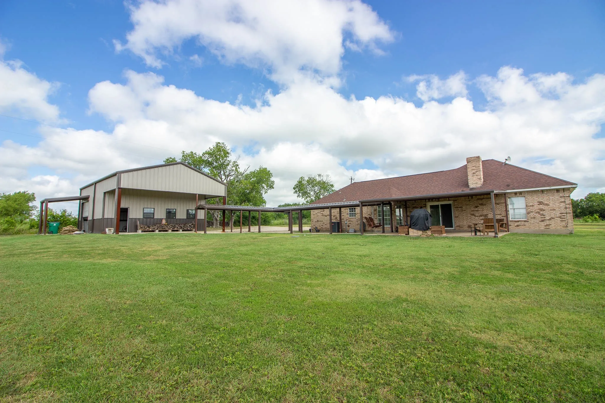 Farm For Sale in Kaufman County , 14720 Fm 2860, Kaufman, Texas 75142, 3 Bedroom, 2 Bathroom, 2 Garage spaces, 1,552 Sqft, built in 2000, mls#21332024, Real Estate Agent in Kaufman, Homes For Sale in Kaufman county, Homes For Sale in Kaufman, Realtor in Kaufman Texas, Real Estate Brokerage Independent Realty Texas, Luminita Cordes Realtor