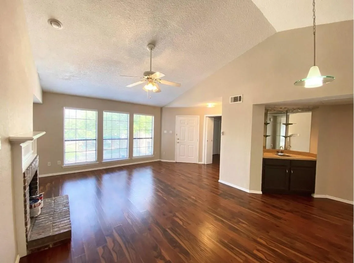 Condominium For Rent in Collin County , 3101 Townbluff Drive 423, Plano, Texas 75075, 3 Bedroom, 2 Bathroom, 1 Garage spaces, 1,228 Sqft, built in 1982, mls#21333810, Real Estate Agent in Plano, Homes For Rent in Collin county, Homes For Rent in Plano, Realtor in Plano Texas, Real Estate Brokerage Independent Realty Texas, Luminita Cordes Realtor