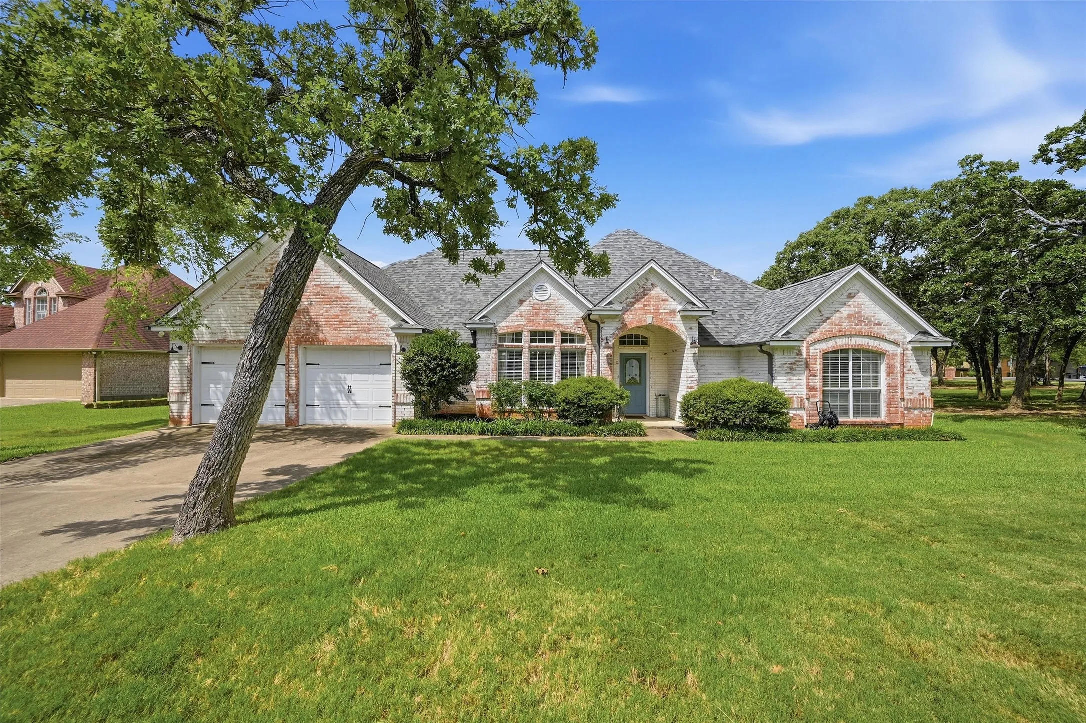 Single Family Residence For Sale in Cooke County , 102 Mohawk Cove, Lake Kiowa, Texas 76240, 4 Bedrooms, 3 Bathrooms, 2 Garage spaces, 2,896 Sqft, built in 1994, Price $994,500, mls#21332955, Real Estate Agent in Lake Kiowa, Homes For Sale in Cooke county, Homes For Sale in Lake Kiowa, Realtor in Lake Kiowa Texas, Real Estate Brokerage Independent Realty Texas, Luminita Cordes Realtor