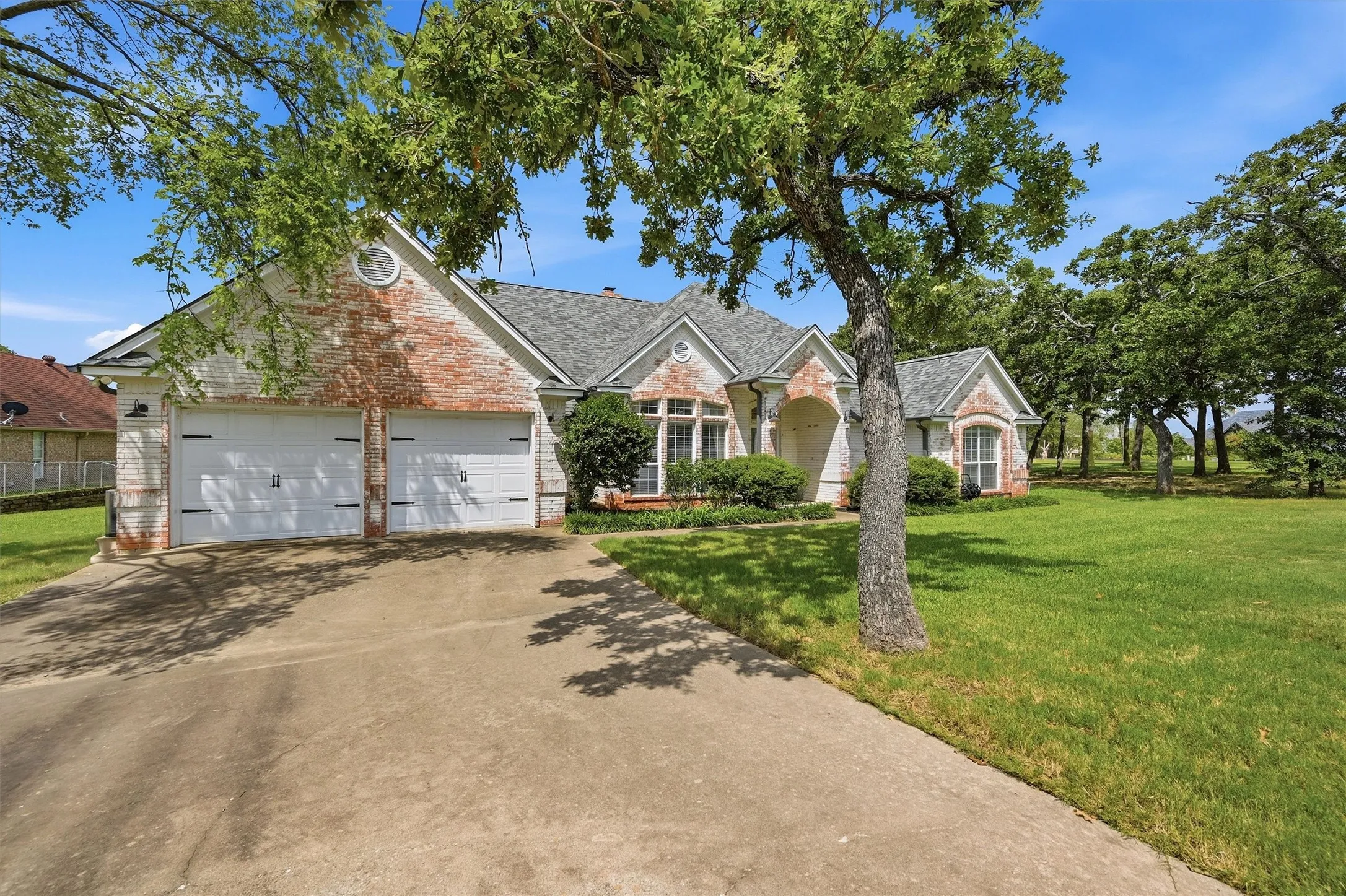 Single Family Residence For Sale in Cooke County , 102 Mohawk Cove, Lake Kiowa, Texas 76240, 4 Bedrooms, 3 Bathrooms, 2 Garage spaces, 2,896 Sqft, built in 1994, Price $994,500, mls#21332955, Real Estate Agent in Lake Kiowa, Homes For Sale in Cooke county, Homes For Sale in Lake Kiowa, Realtor in Lake Kiowa Texas, Real Estate Brokerage Independent Realty Texas, Luminita Cordes Realtor