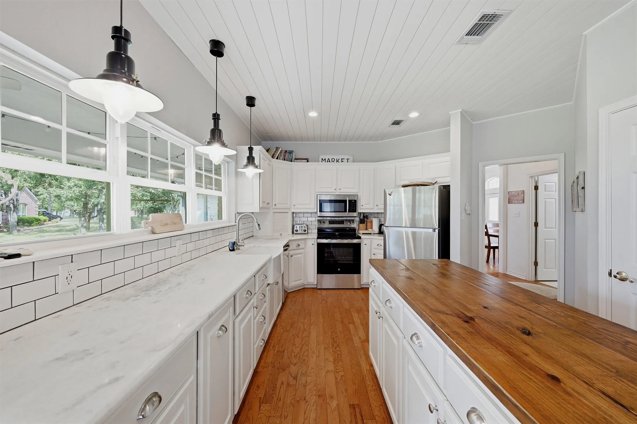 Single Family Residence For Sale in Cooke County , 102 Mohawk Cove, Lake Kiowa, Texas 76240, 4 Bedrooms, 3 Bathrooms, 2 Garage spaces, 2,896 Sqft, built in 1994, Price $994,500, mls#21332955, Real Estate Agent in Lake Kiowa, Homes For Sale in Cooke county, Homes For Sale in Lake Kiowa, Realtor in Lake Kiowa Texas, Real Estate Brokerage Independent Realty Texas, Luminita Cordes Realtor