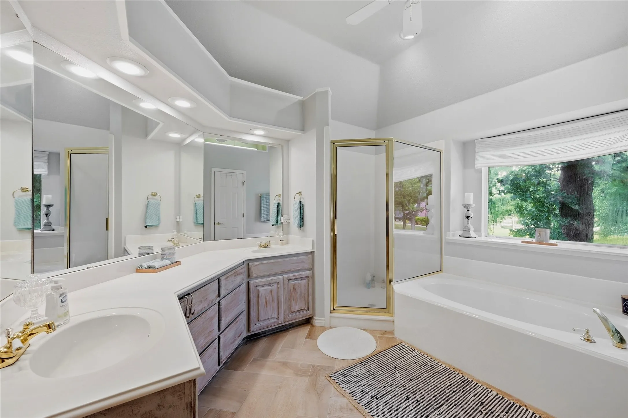 Single Family Residence For Sale in Cooke County , 102 Mohawk Cove, Lake Kiowa, Texas 76240, 4 Bedrooms, 3 Bathrooms, 2 Garage spaces, 2,896 Sqft, built in 1994, Price $994,500, mls#21332955, Real Estate Agent in Lake Kiowa, Homes For Sale in Cooke county, Homes For Sale in Lake Kiowa, Realtor in Lake Kiowa Texas, Real Estate Brokerage Independent Realty Texas, Luminita Cordes Realtor