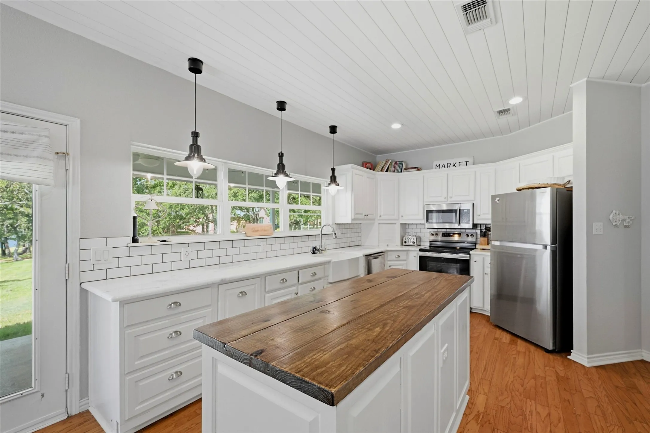 Single Family Residence For Sale in Cooke County , 102 Mohawk Cove, Lake Kiowa, Texas 76240, 4 Bedrooms, 3 Bathrooms, 2 Garage spaces, 2,896 Sqft, built in 1994, Price $994,500, mls#21332955, Real Estate Agent in Lake Kiowa, Homes For Sale in Cooke county, Homes For Sale in Lake Kiowa, Realtor in Lake Kiowa Texas, Real Estate Brokerage Independent Realty Texas, Luminita Cordes Realtor