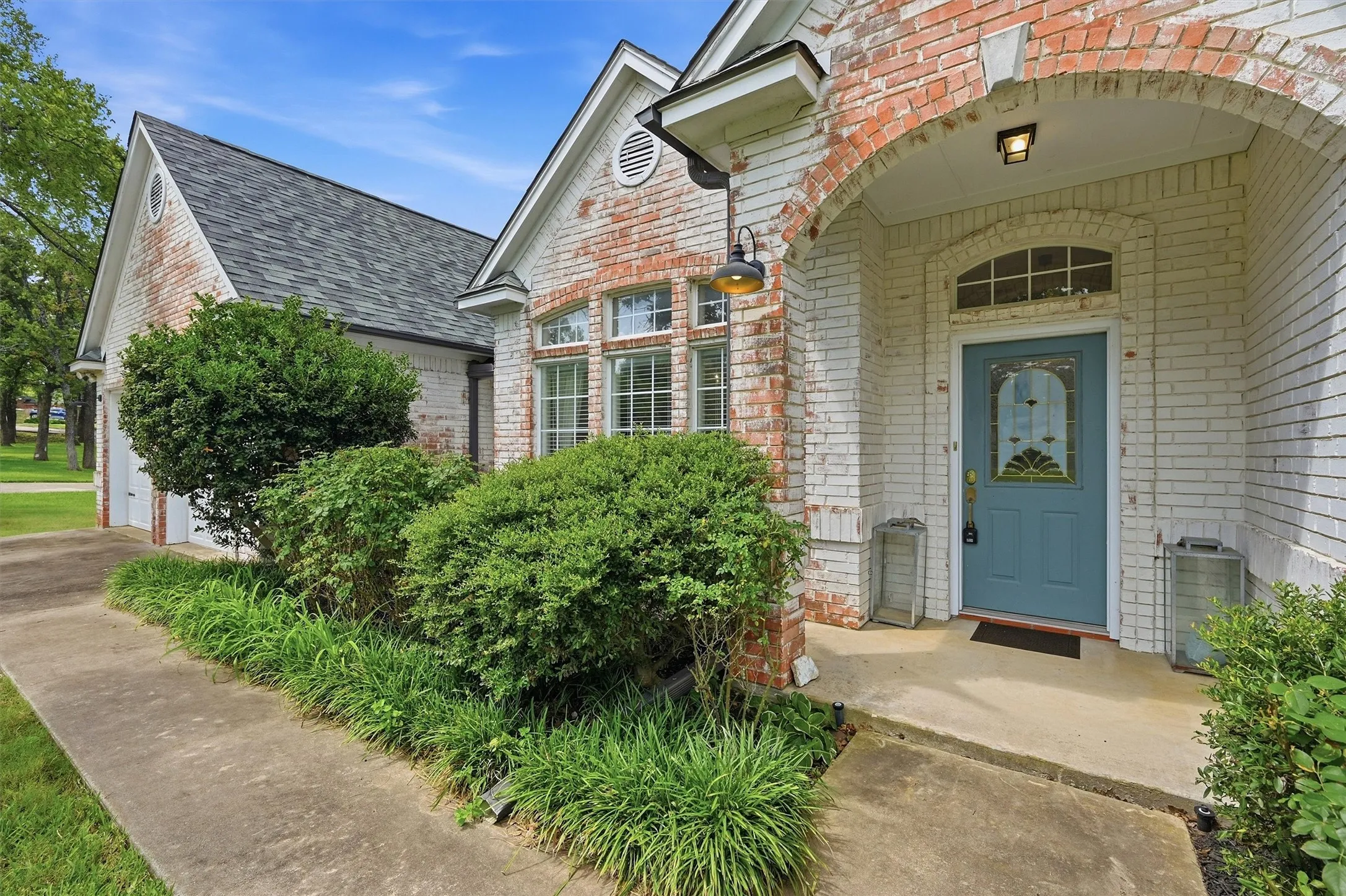 Single Family Residence For Sale in Cooke County , 102 Mohawk Cove, Lake Kiowa, Texas 76240, 4 Bedrooms, 3 Bathrooms, 2 Garage spaces, 2,896 Sqft, built in 1994, Price $994,500, mls#21332955, Real Estate Agent in Lake Kiowa, Homes For Sale in Cooke county, Homes For Sale in Lake Kiowa, Realtor in Lake Kiowa Texas, Real Estate Brokerage Independent Realty Texas, Luminita Cordes Realtor
