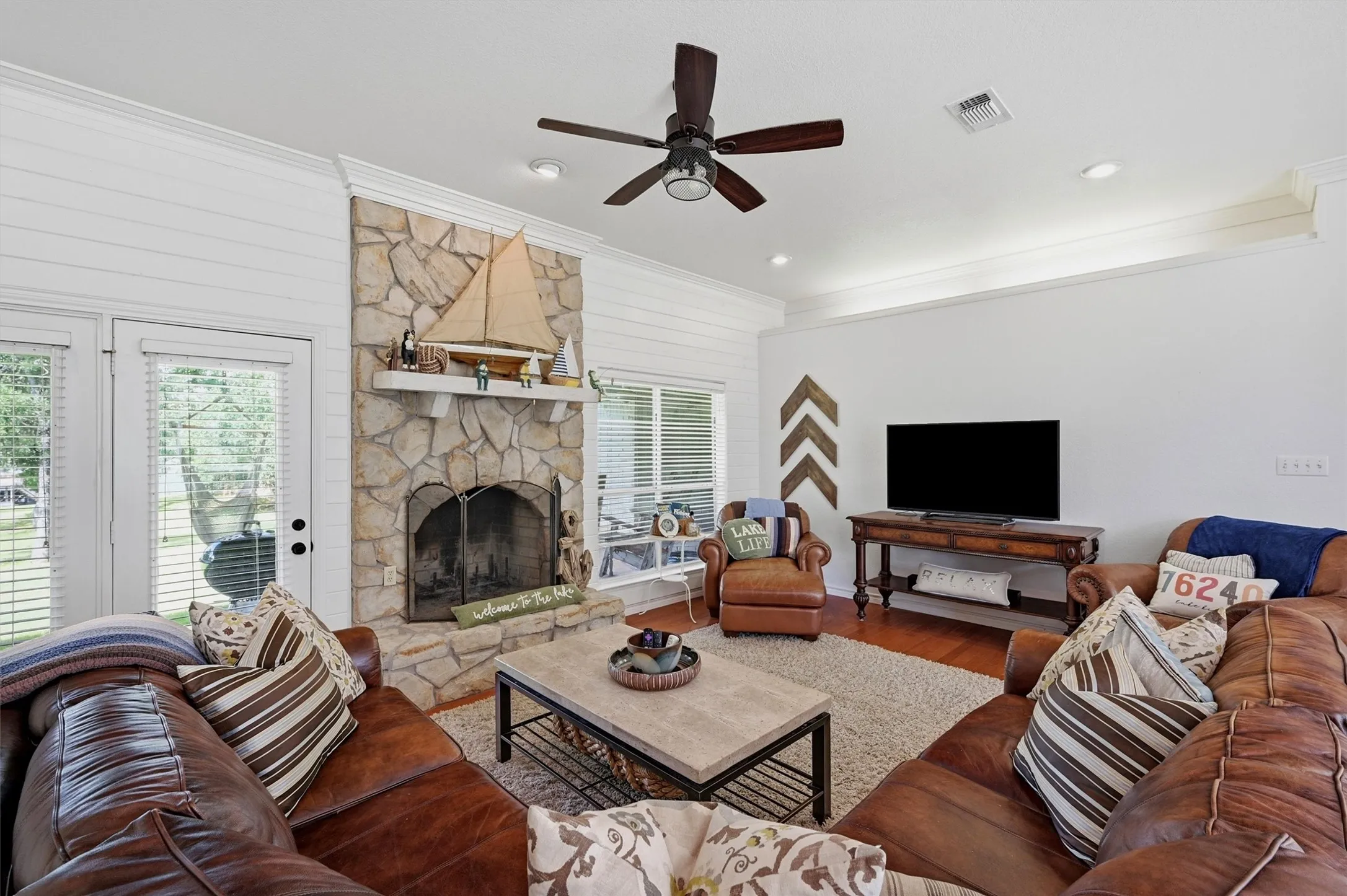 Single Family Residence For Sale in Cooke County , 102 Mohawk Cove, Lake Kiowa, Texas 76240, 4 Bedrooms, 3 Bathrooms, 2 Garage spaces, 2,896 Sqft, built in 1994, Price $994,500, mls#21332955, Real Estate Agent in Lake Kiowa, Homes For Sale in Cooke county, Homes For Sale in Lake Kiowa, Realtor in Lake Kiowa Texas, Real Estate Brokerage Independent Realty Texas, Luminita Cordes Realtor