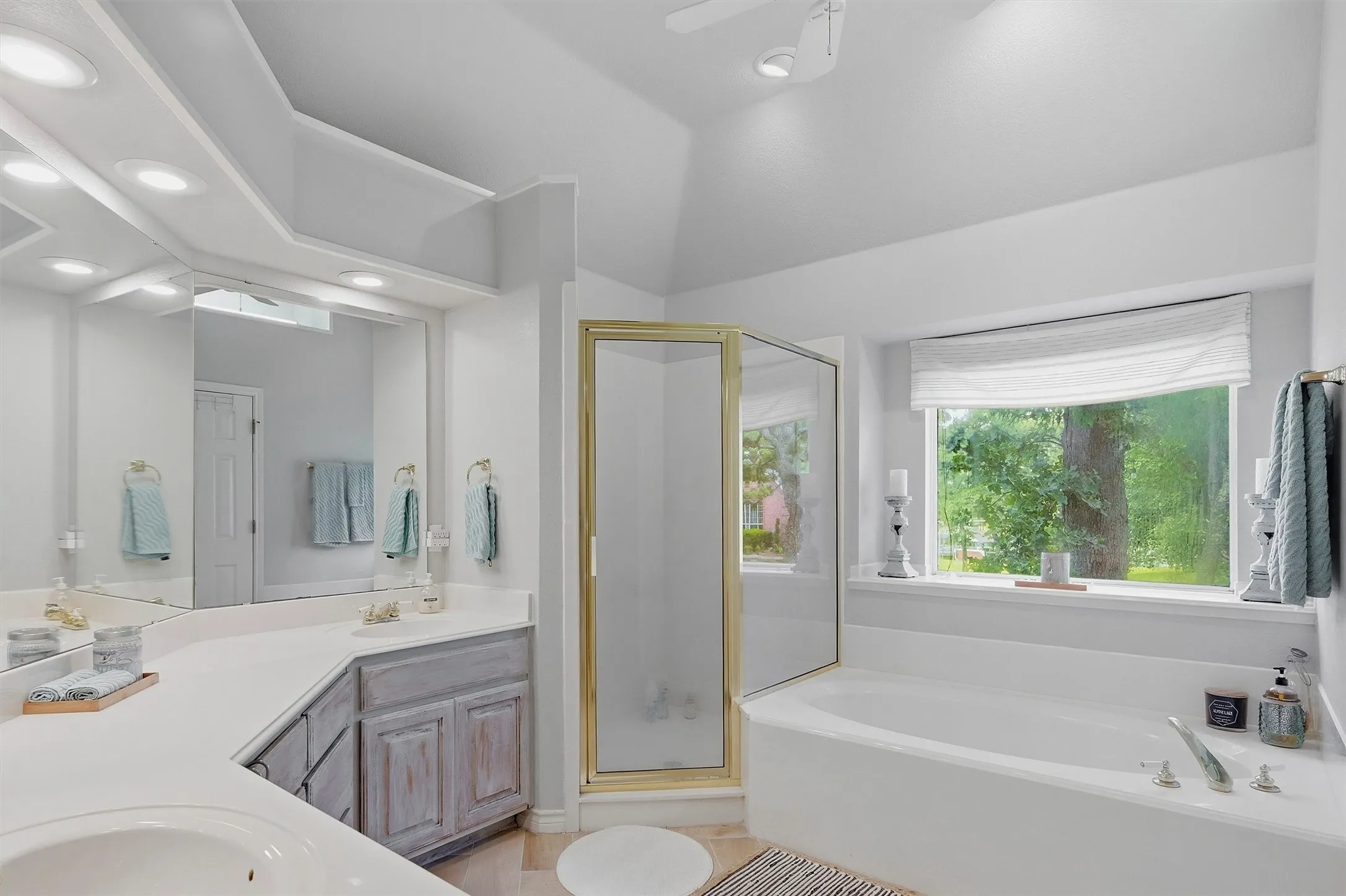 Single Family Residence For Sale in Cooke County , 102 Mohawk Cove, Lake Kiowa, Texas 76240, 4 Bedrooms, 3 Bathrooms, 2 Garage spaces, 2,896 Sqft, built in 1994, Price $994,500, mls#21332955, Real Estate Agent in Lake Kiowa, Homes For Sale in Cooke county, Homes For Sale in Lake Kiowa, Realtor in Lake Kiowa Texas, Real Estate Brokerage Independent Realty Texas, Luminita Cordes Realtor
