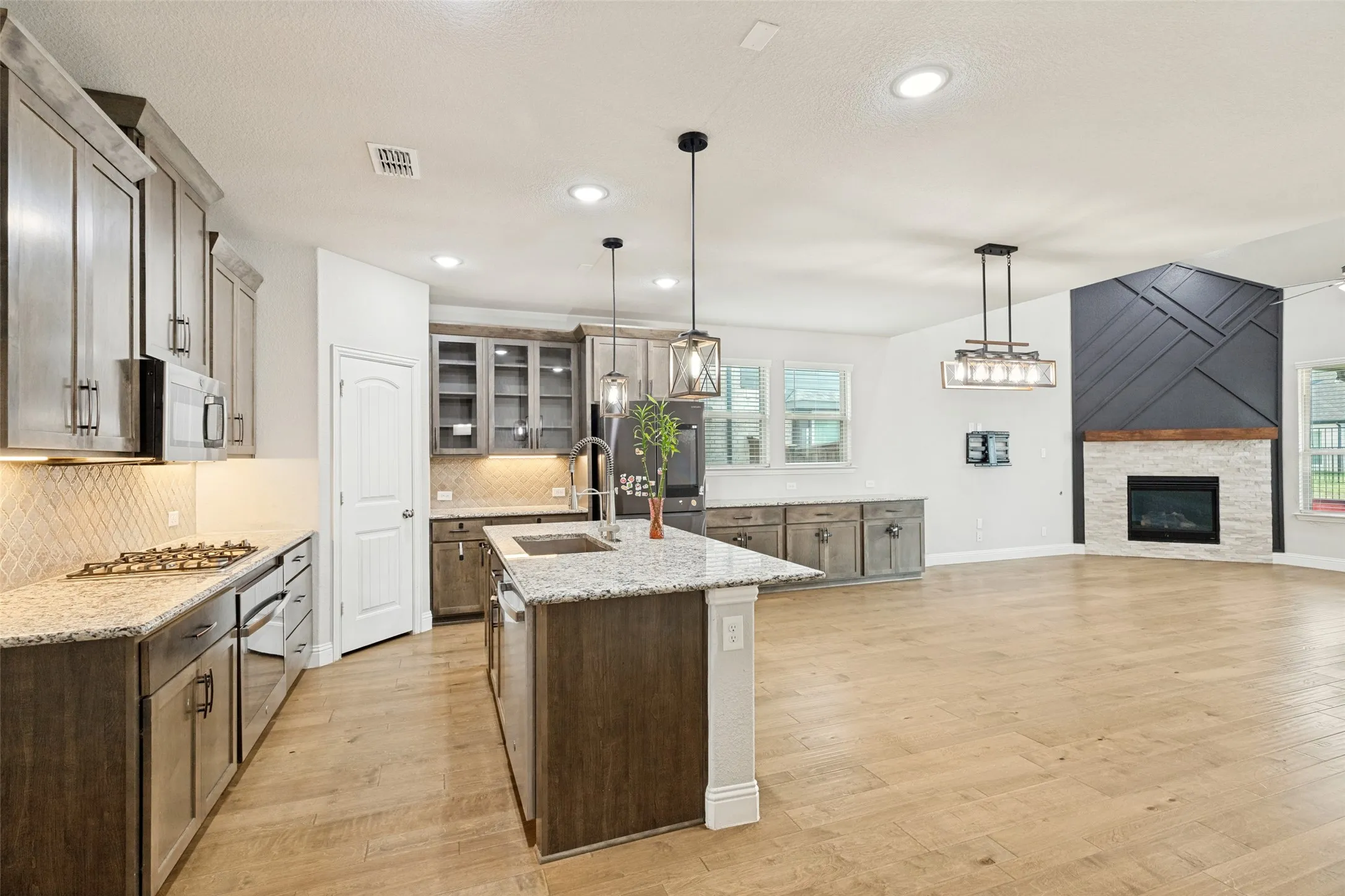 Single Family Residence For Sale in Denton County , 5805 Pensby Drive, Celina, Texas 76227, 4 Bedroom, 4 Bathroom, 2 Garage spaces, 2,804 Sqft, built in 2021, mls#21332768, Real Estate Agent in Celina, Homes For Sale in Denton county, Homes For Sale in Celina, Realtor in Celina Texas, Real Estate Brokerage Independent Realty Texas, Luminita Cordes Realtor