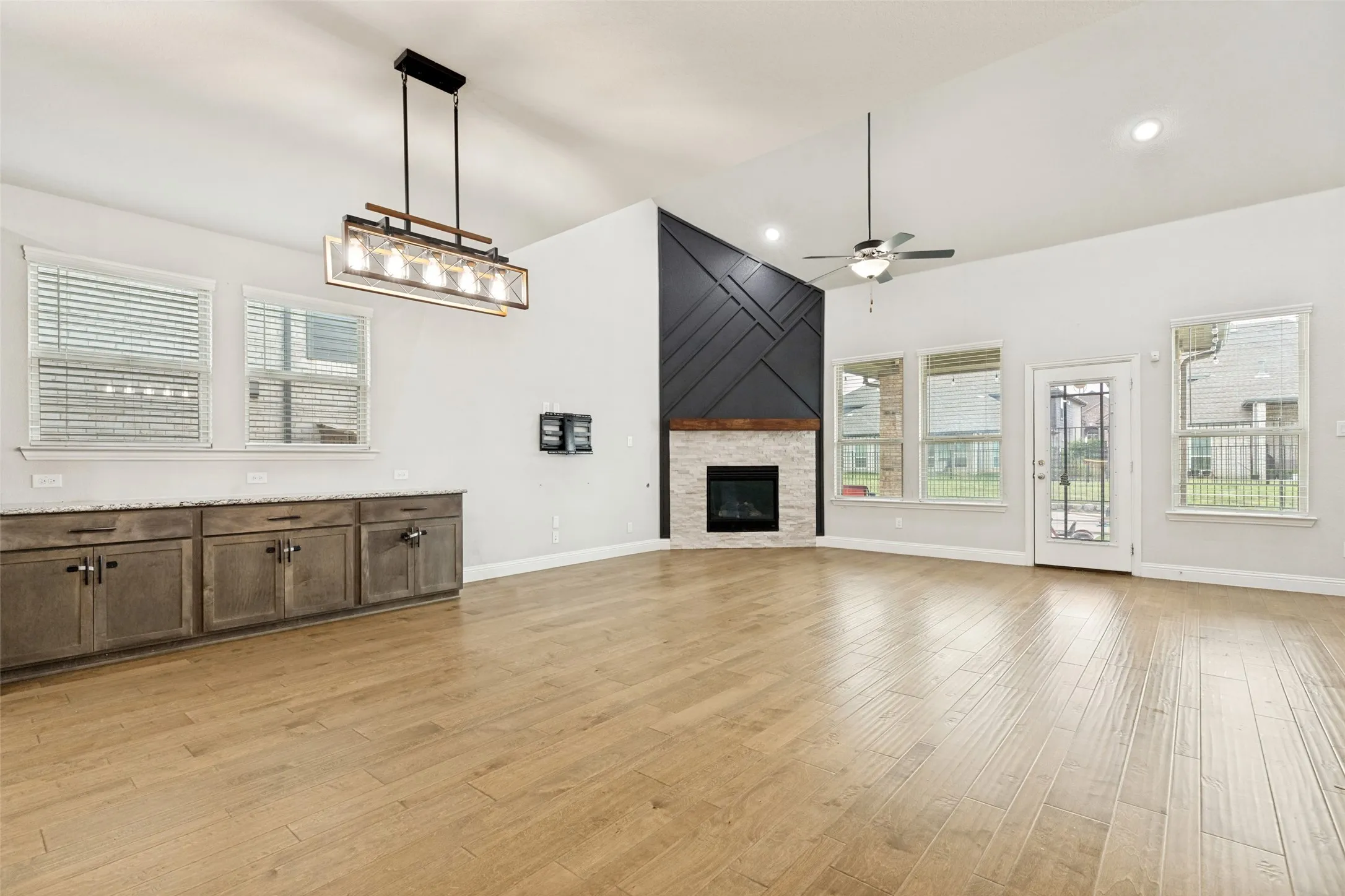 Single Family Residence For Sale in Denton County , 5805 Pensby Drive, Celina, Texas 76227, 4 Bedroom, 4 Bathroom, 2 Garage spaces, 2,804 Sqft, built in 2021, mls#21332768, Real Estate Agent in Celina, Homes For Sale in Denton county, Homes For Sale in Celina, Realtor in Celina Texas, Real Estate Brokerage Independent Realty Texas, Luminita Cordes Realtor