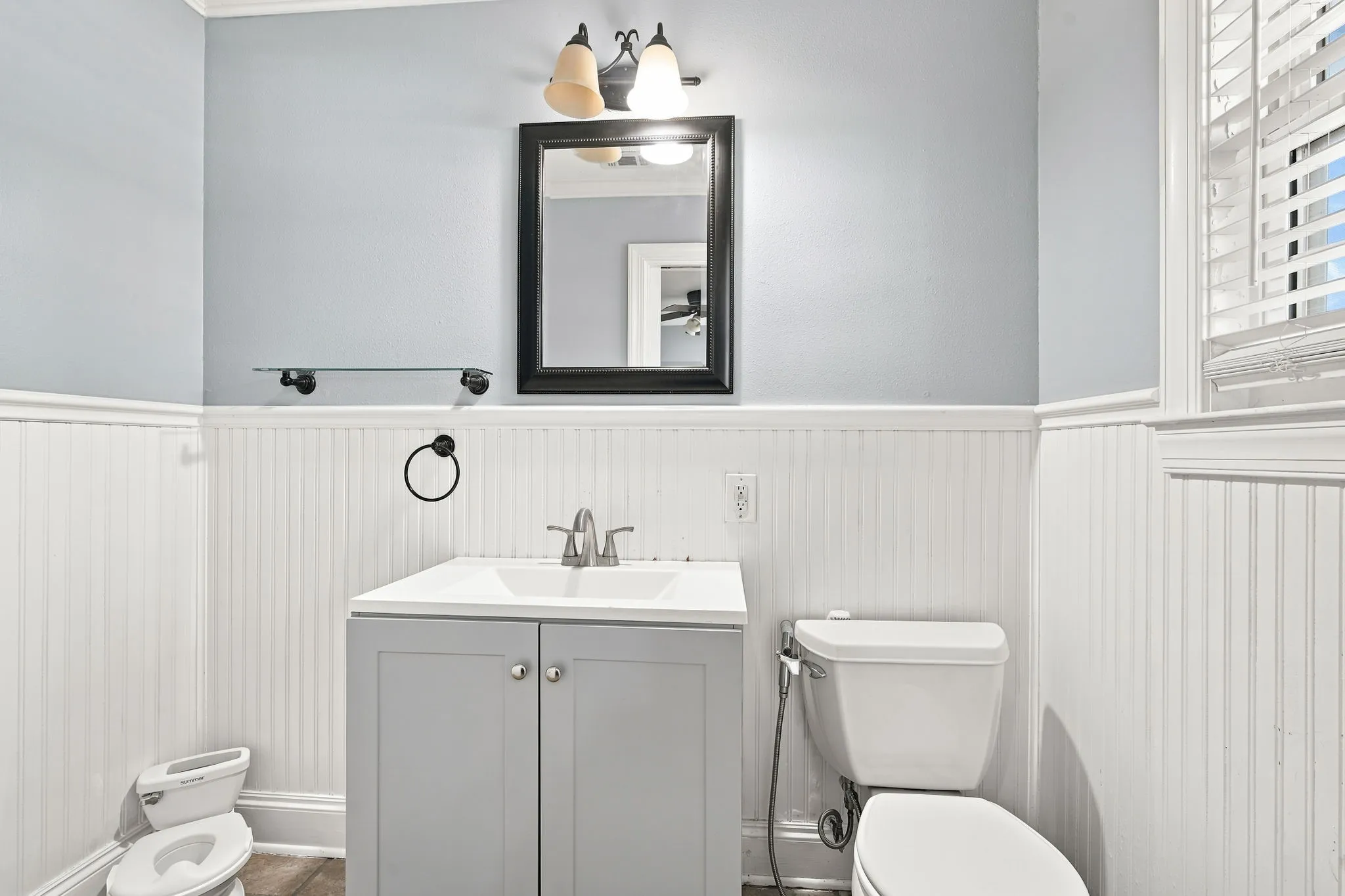 Full bathroom in guest house