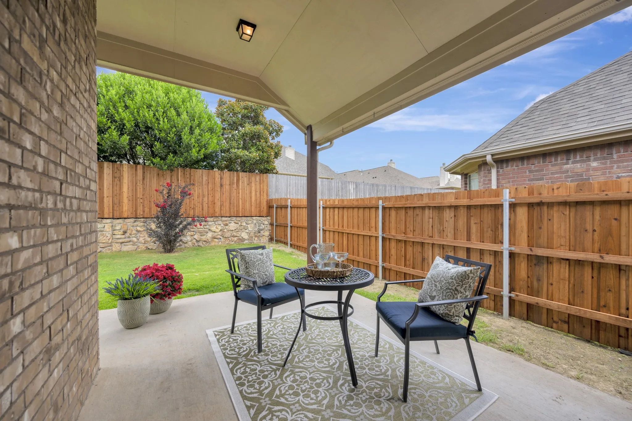 Covered patio featuring a concrete slab and a ceiling-mounted light fixture