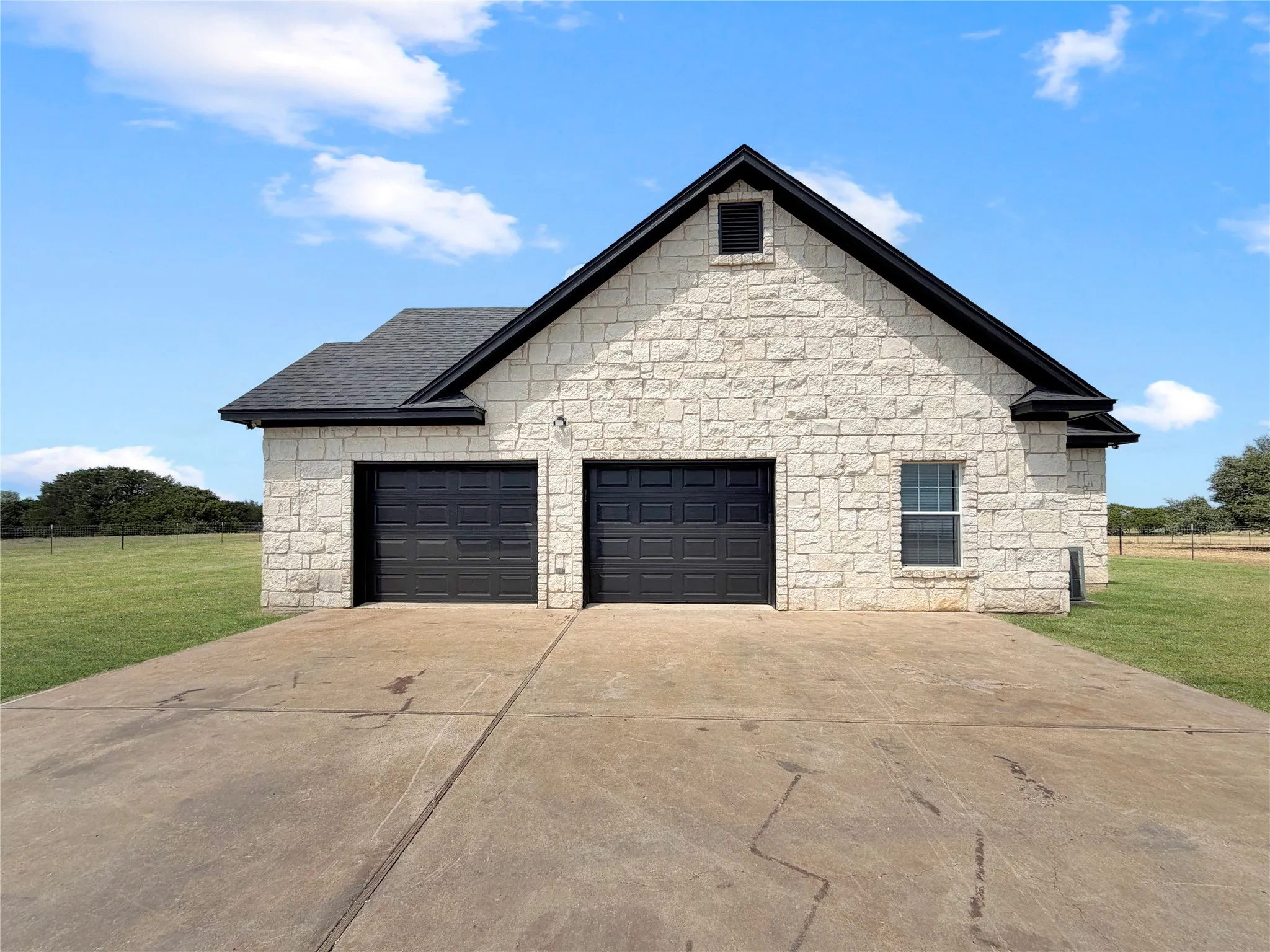 Single Family Residence For Sale in Mc Lennan County , 1008 Bosque Ridge Road, Crawford, Texas 76638, 3 Bedrooms, 2 Bathrooms, 2 Garage spaces, 2,313 Sqft, built in 2003, Price $739,000, mls#21316452, Real Estate Agent in Crawford, Homes For Sale in Mc Lennan county, Homes For Sale in Crawford, Realtor in Crawford Texas, Real Estate Brokerage Independent Realty Texas, Luminita Cordes Realtor