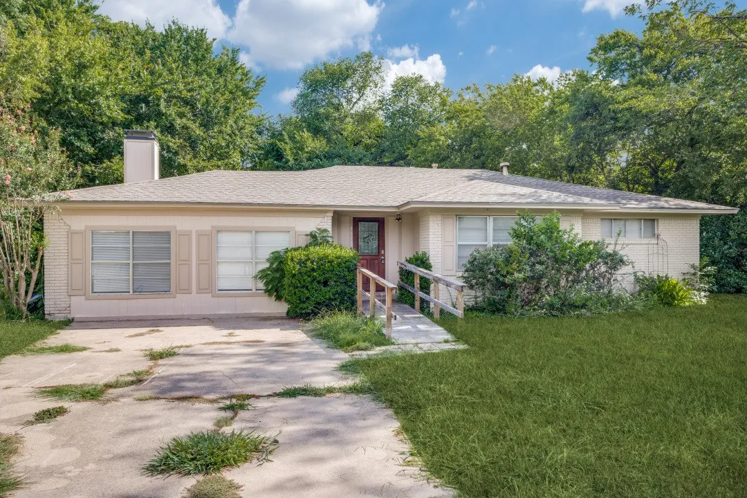 Single Family Residence For Rent in Denton County , 3110 Heather Lane, Denton, Texas 76209, 4 Bedroom, 2 Bathroom, Garage spaces, 1,389 Sqft, built in 1970, mls#21331934, Real Estate Agent in Denton, Homes For Rent in Denton county, Homes For Rent in Denton, Realtor in Denton Texas, Real Estate Brokerage Independent Realty Texas, Luminita Cordes Realtor