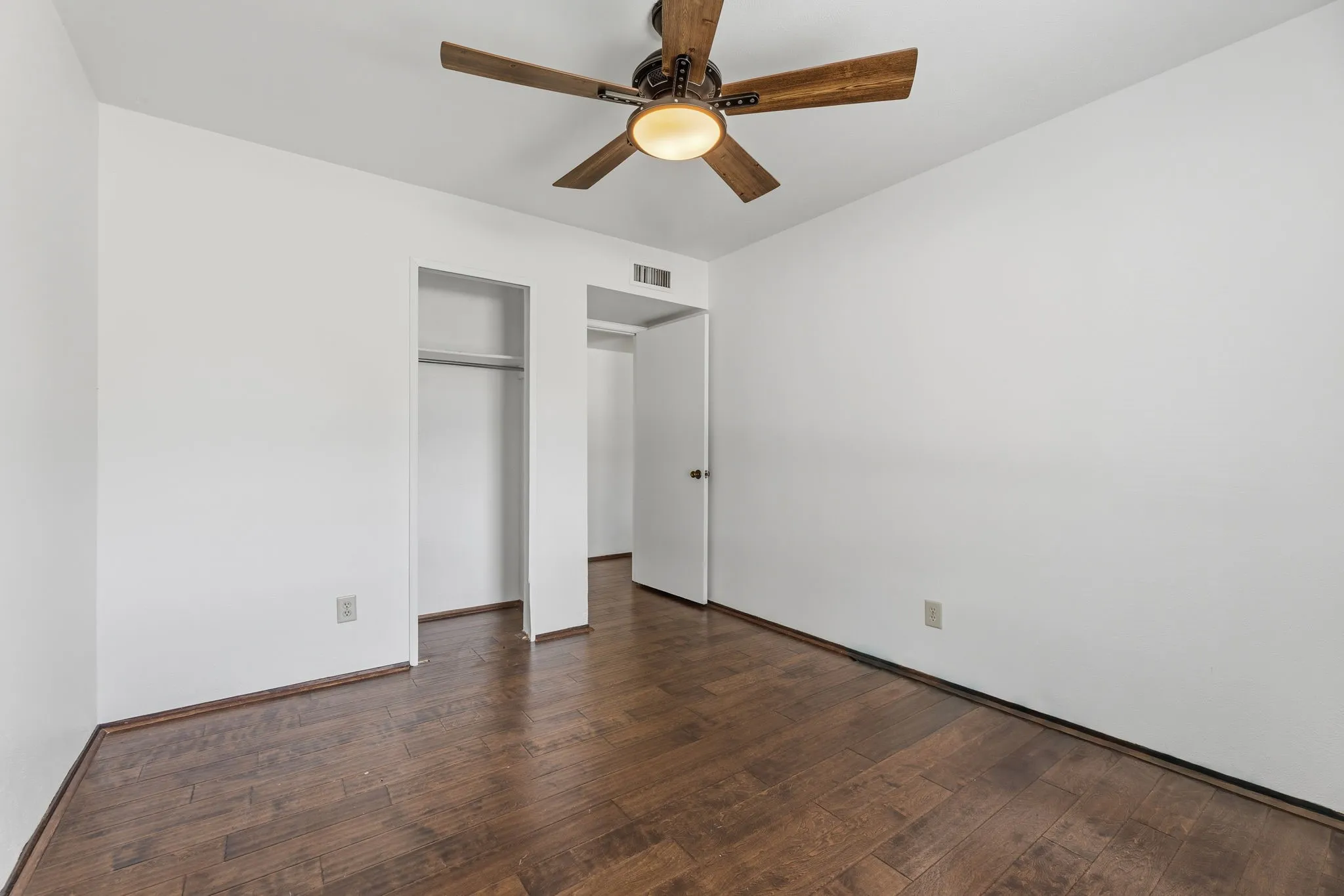 Single Family Residence For Sale in Dallas County , 2902 High Plateau Drive, Garland, Texas 75044, 3 Bedroom, 2 Bathroom, 2 Garage spaces, 1,877 Sqft, built in 1978, mls#21332142, Real Estate Agent in Garland, Homes For Sale in Dallas county, Homes For Sale in Garland, Realtor in Garland Texas, Real Estate Brokerage Independent Realty Texas, Luminita Cordes Realtor
