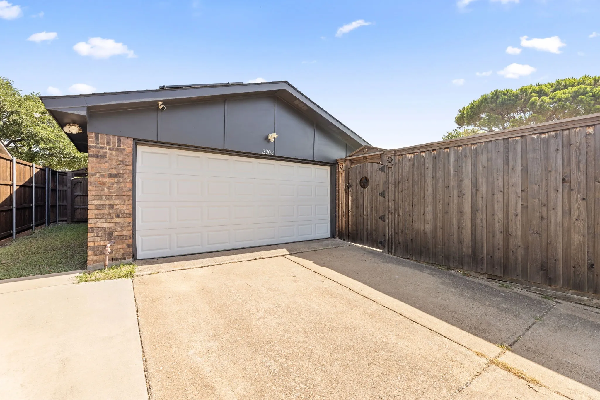 Single Family Residence For Sale in Dallas County , 2902 High Plateau Drive, Garland, Texas 75044, 3 Bedroom, 2 Bathroom, 2 Garage spaces, 1,877 Sqft, built in 1978, mls#21332142, Real Estate Agent in Garland, Homes For Sale in Dallas county, Homes For Sale in Garland, Realtor in Garland Texas, Real Estate Brokerage Independent Realty Texas, Luminita Cordes Realtor