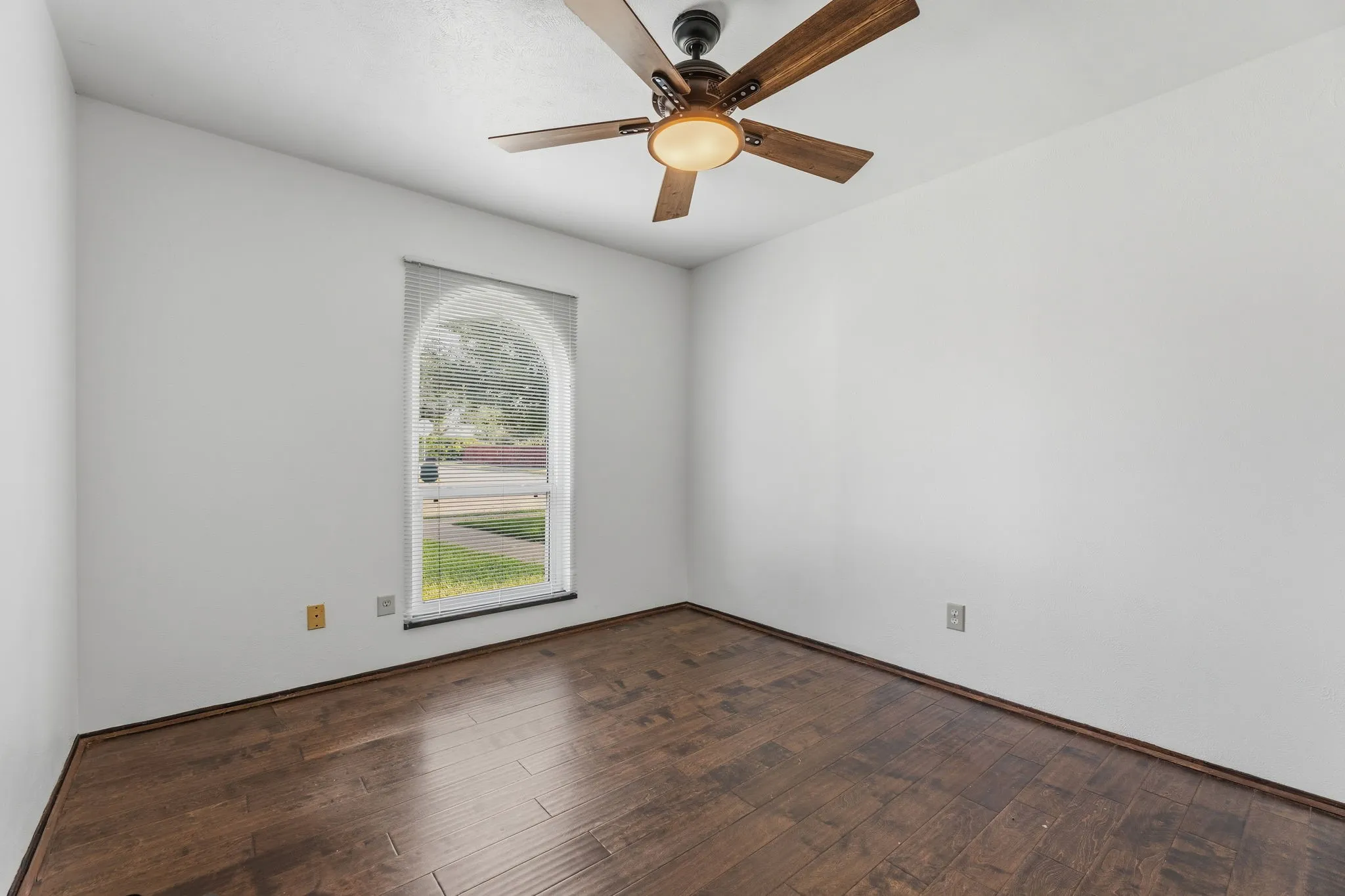 Single Family Residence For Sale in Dallas County , 2902 High Plateau Drive, Garland, Texas 75044, 3 Bedroom, 2 Bathroom, 2 Garage spaces, 1,877 Sqft, built in 1978, mls#21332142, Real Estate Agent in Garland, Homes For Sale in Dallas county, Homes For Sale in Garland, Realtor in Garland Texas, Real Estate Brokerage Independent Realty Texas, Luminita Cordes Realtor