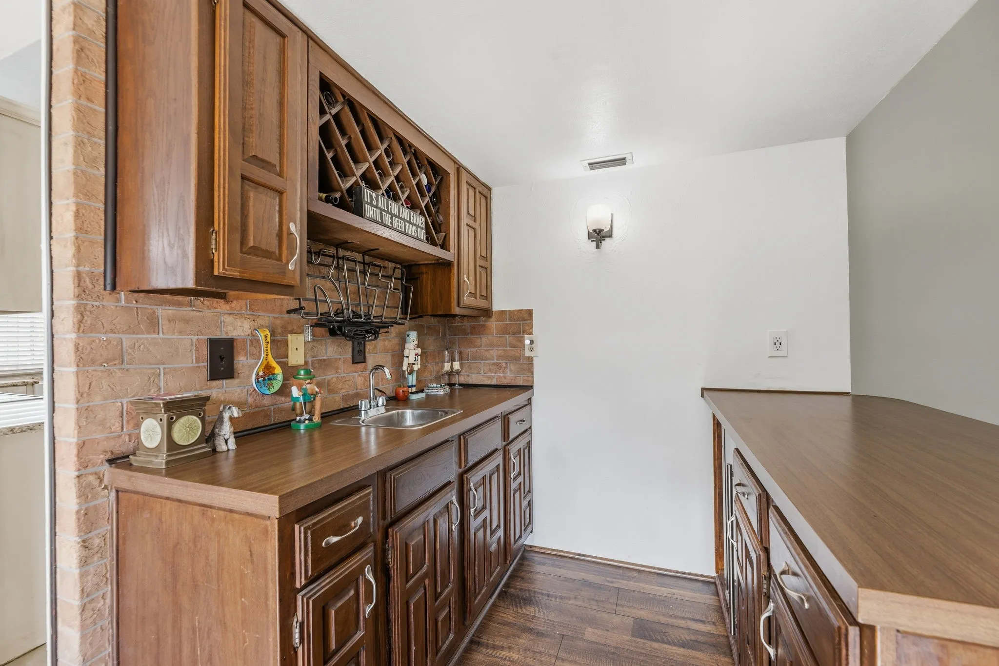 Single Family Residence For Sale in Dallas County , 2902 High Plateau Drive, Garland, Texas 75044, 3 Bedroom, 2 Bathroom, 2 Garage spaces, 1,877 Sqft, built in 1978, mls#21332142, Real Estate Agent in Garland, Homes For Sale in Dallas county, Homes For Sale in Garland, Realtor in Garland Texas, Real Estate Brokerage Independent Realty Texas, Luminita Cordes Realtor