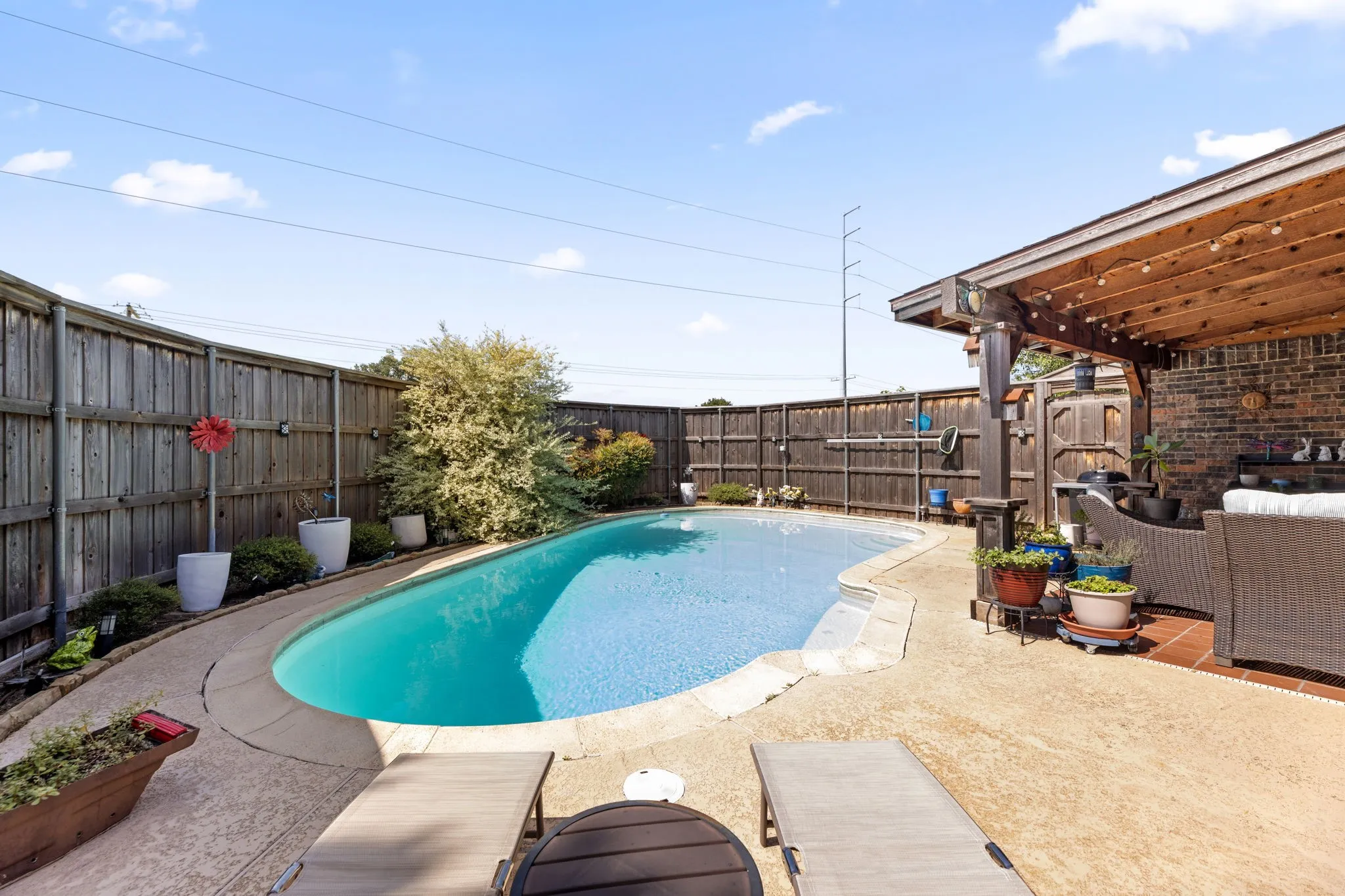 Single Family Residence For Sale in Dallas County , 2902 High Plateau Drive, Garland, Texas 75044, 3 Bedroom, 2 Bathroom, 2 Garage spaces, 1,877 Sqft, built in 1978, mls#21332142, Real Estate Agent in Garland, Homes For Sale in Dallas county, Homes For Sale in Garland, Realtor in Garland Texas, Real Estate Brokerage Independent Realty Texas, Luminita Cordes Realtor