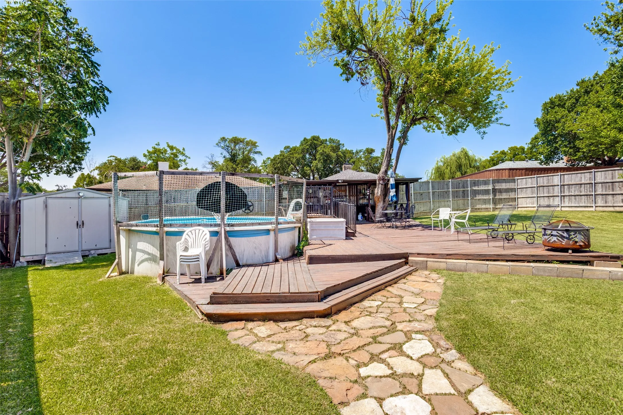 Single Family Residence For Sale in Dallas County , 3217 Colonel Circle, Garland, Texas 75043, 5 Bedroom, 3 Bathroom, 2 Garage spaces, 2,805 Sqft, built in 1972, mls#21332733, Real Estate Agent in Garland, Homes For Sale in Dallas county, Homes For Sale in Garland, Realtor in Garland Texas, Real Estate Brokerage Independent Realty Texas, Luminita Cordes Realtor