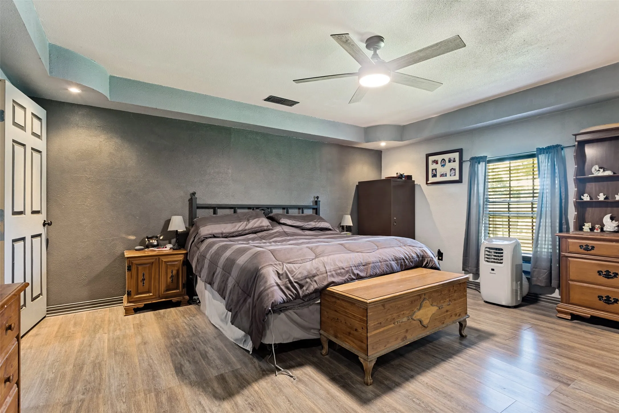 Single Family Residence For Sale in Dallas County , 3217 Colonel Circle, Garland, Texas 75043, 5 Bedroom, 3 Bathroom, 2 Garage spaces, 2,805 Sqft, built in 1972, mls#21332733, Real Estate Agent in Garland, Homes For Sale in Dallas county, Homes For Sale in Garland, Realtor in Garland Texas, Real Estate Brokerage Independent Realty Texas, Luminita Cordes Realtor