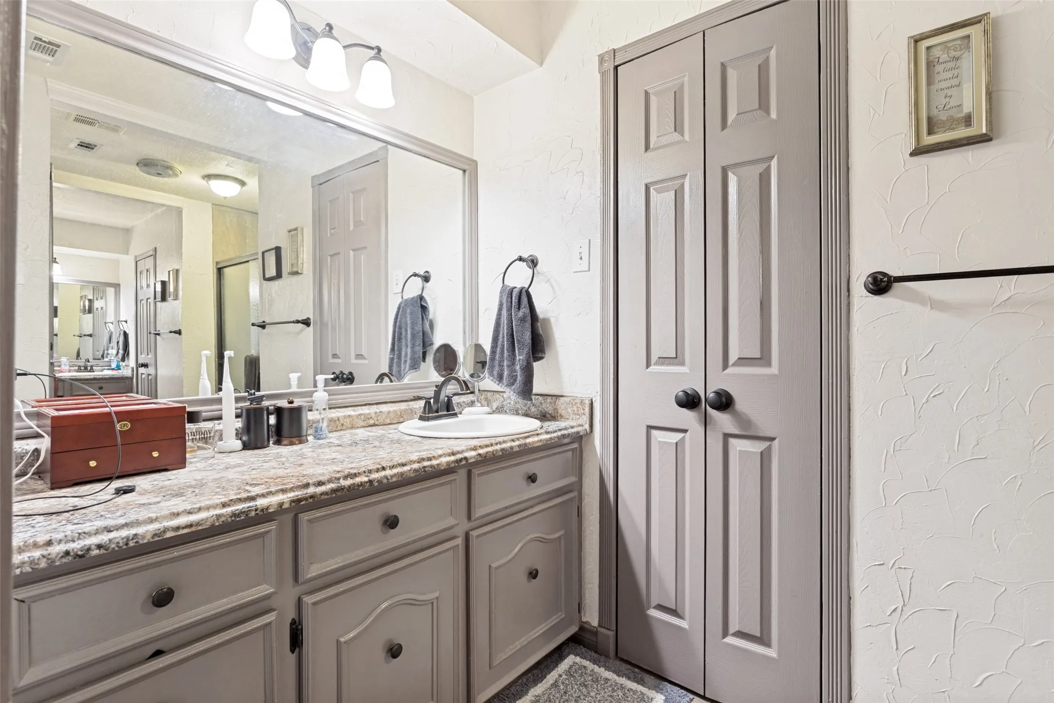 Single Family Residence For Sale in Dallas County , 3217 Colonel Circle, Garland, Texas 75043, 5 Bedroom, 3 Bathroom, 2 Garage spaces, 2,805 Sqft, built in 1972, mls#21332733, Real Estate Agent in Garland, Homes For Sale in Dallas county, Homes For Sale in Garland, Realtor in Garland Texas, Real Estate Brokerage Independent Realty Texas, Luminita Cordes Realtor