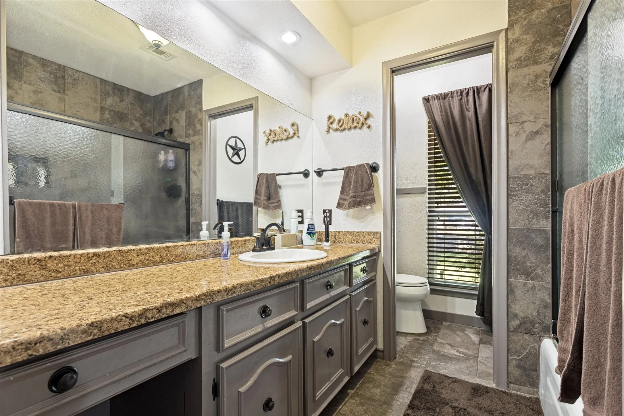 Single Family Residence For Sale in Dallas County , 3217 Colonel Circle, Garland, Texas 75043, 5 Bedroom, 3 Bathroom, 2 Garage spaces, 2,805 Sqft, built in 1972, mls#21332733, Real Estate Agent in Garland, Homes For Sale in Dallas county, Homes For Sale in Garland, Realtor in Garland Texas, Real Estate Brokerage Independent Realty Texas, Luminita Cordes Realtor