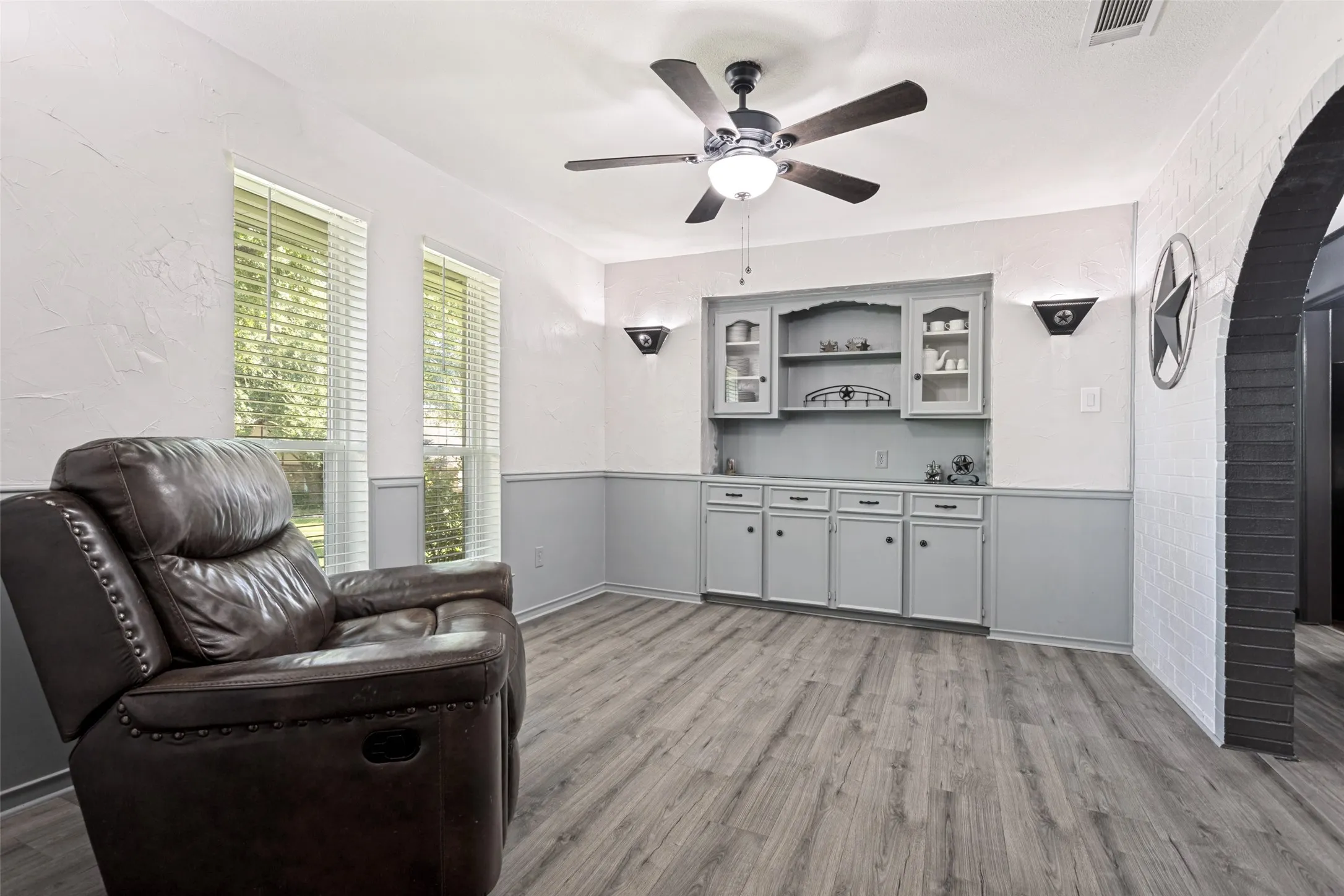 Single Family Residence For Sale in Dallas County , 3217 Colonel Circle, Garland, Texas 75043, 5 Bedroom, 3 Bathroom, 2 Garage spaces, 2,805 Sqft, built in 1972, mls#21332733, Real Estate Agent in Garland, Homes For Sale in Dallas county, Homes For Sale in Garland, Realtor in Garland Texas, Real Estate Brokerage Independent Realty Texas, Luminita Cordes Realtor