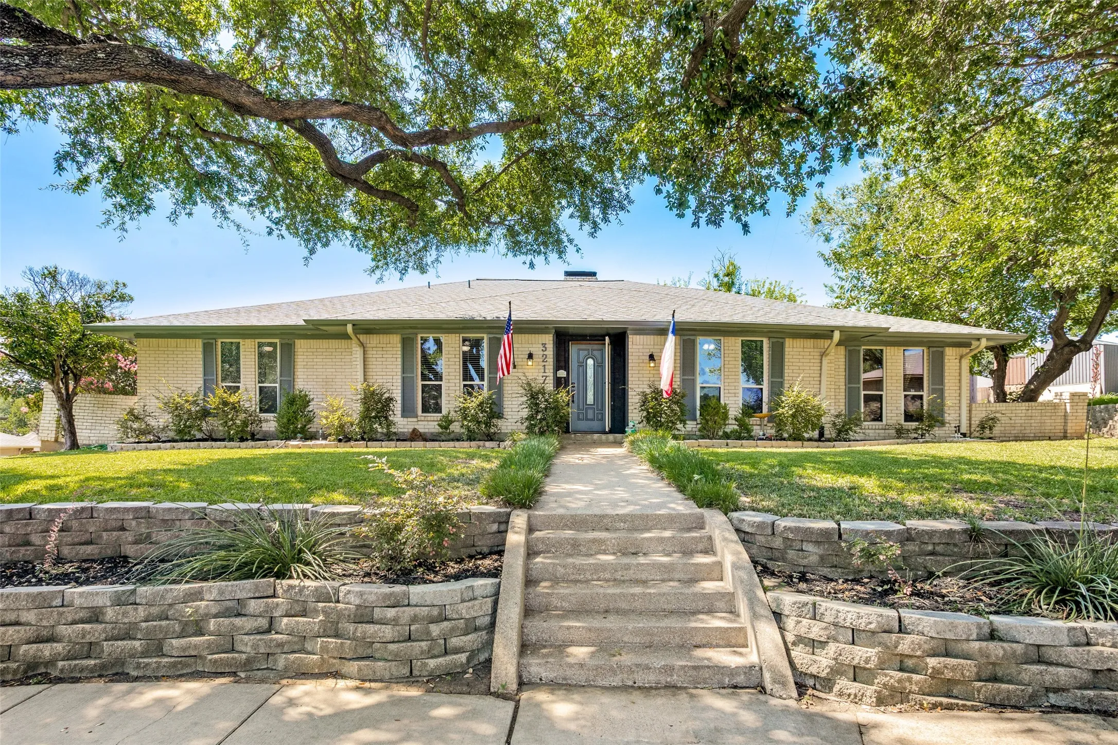 Single Family Residence For Sale in Dallas County , 3217 Colonel Circle, Garland, Texas 75043, 5 Bedroom, 3 Bathroom, 2 Garage spaces, 2,805 Sqft, built in 1972, mls#21332733, Real Estate Agent in Garland, Homes For Sale in Dallas county, Homes For Sale in Garland, Realtor in Garland Texas, Real Estate Brokerage Independent Realty Texas, Luminita Cordes Realtor