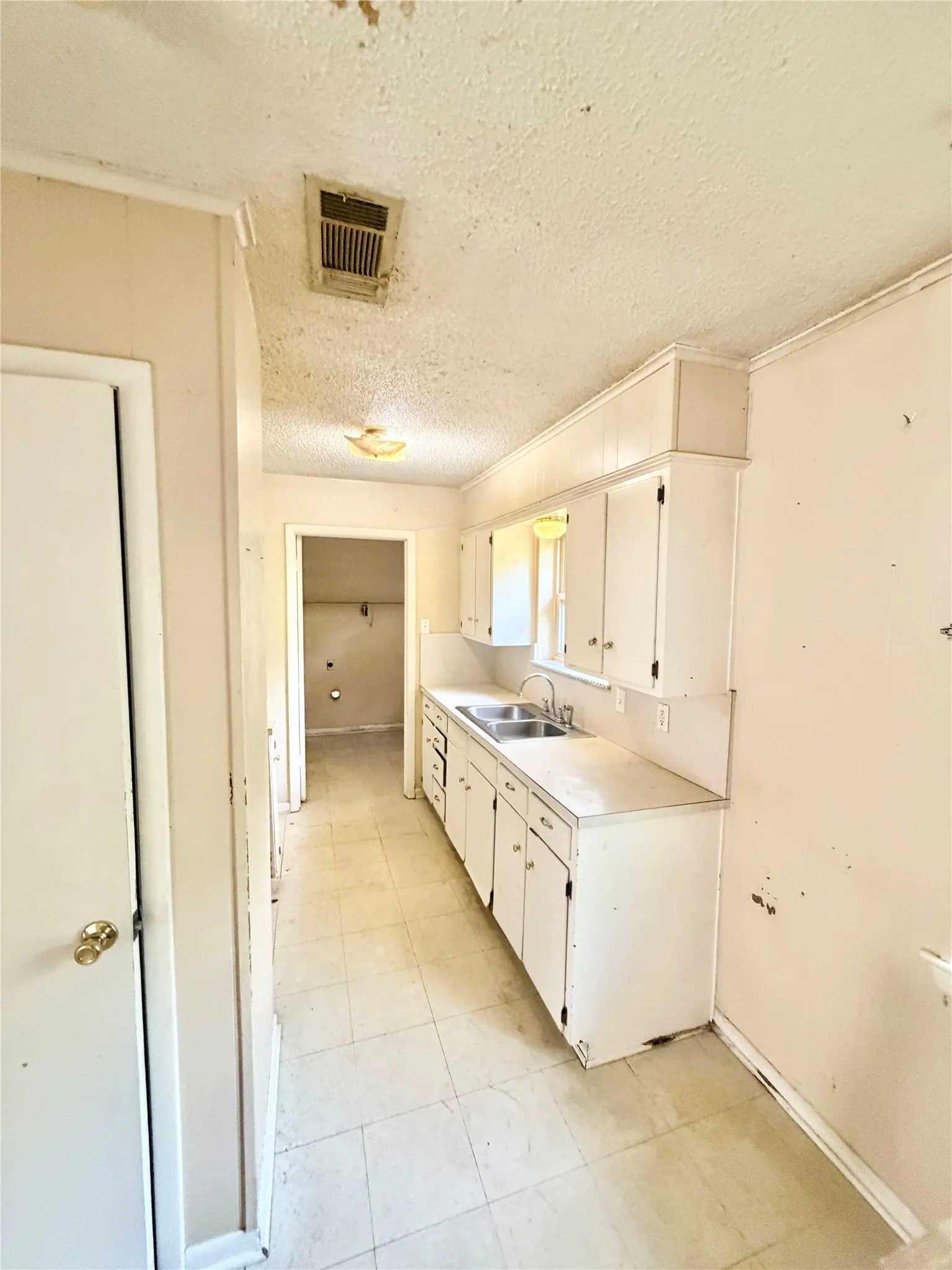 Single Family Residence For Sale in Denton County , 701 Apollo Drive, Denton, Texas 76209, 3 Bedroom, 2 Bathroom, 2 Garage spaces, 1,007 Sqft, built in 1965, mls#21333779, Real Estate Agent in Denton, Homes For Sale in Denton county, Homes For Sale in Denton, Realtor in Denton Texas, Real Estate Brokerage Independent Realty Texas, Luminita Cordes Realtor