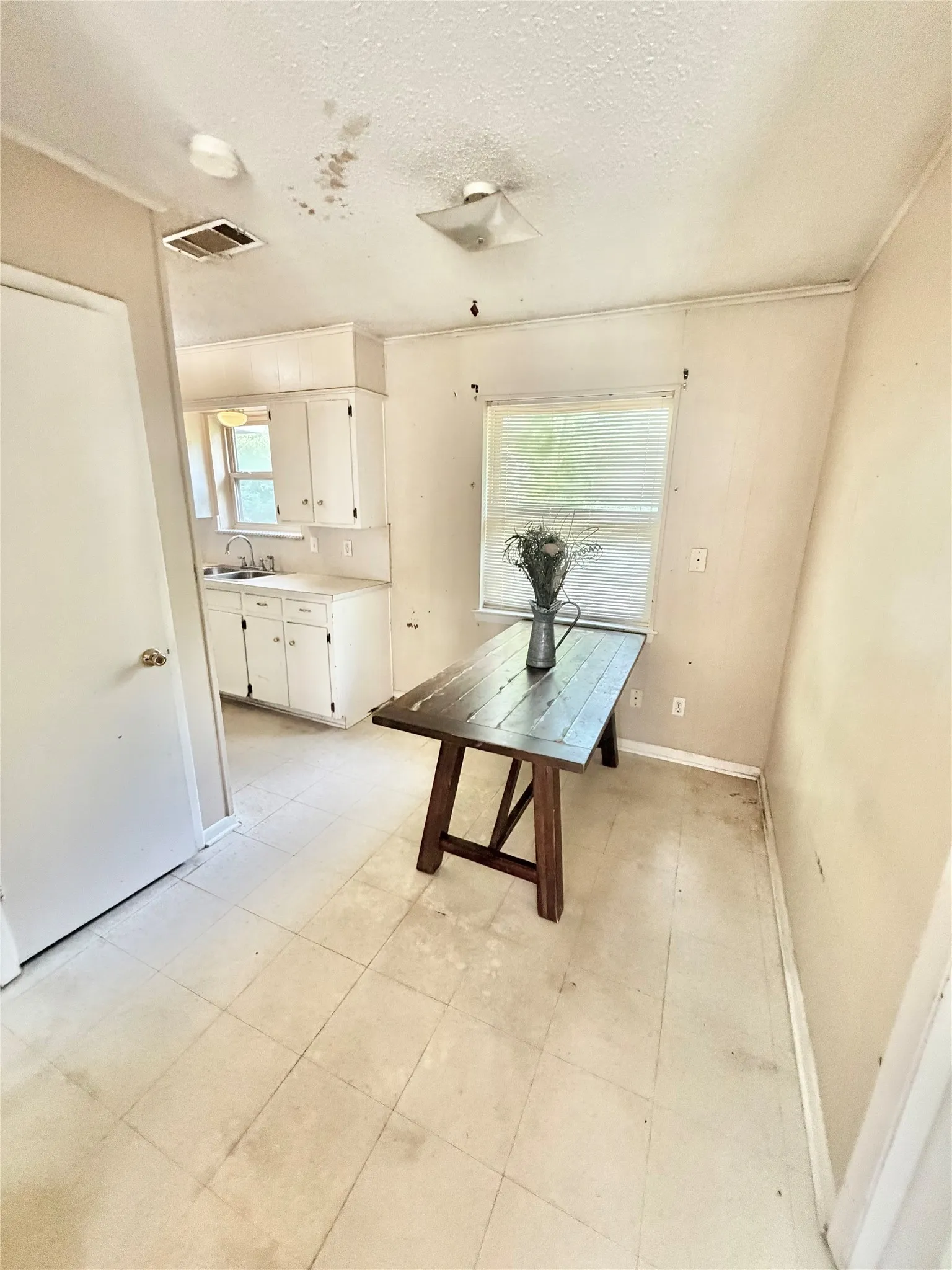 Single Family Residence For Sale in Denton County , 701 Apollo Drive, Denton, Texas 76209, 3 Bedroom, 2 Bathroom, 2 Garage spaces, 1,007 Sqft, built in 1965, mls#21333779, Real Estate Agent in Denton, Homes For Sale in Denton county, Homes For Sale in Denton, Realtor in Denton Texas, Real Estate Brokerage Independent Realty Texas, Luminita Cordes Realtor